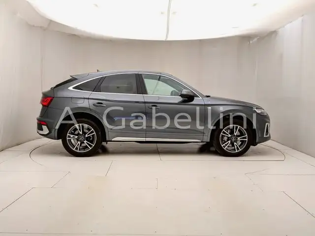 Audi Q5 view 3