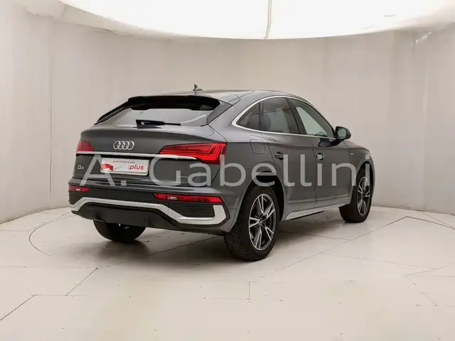 Audi Q5 view 4