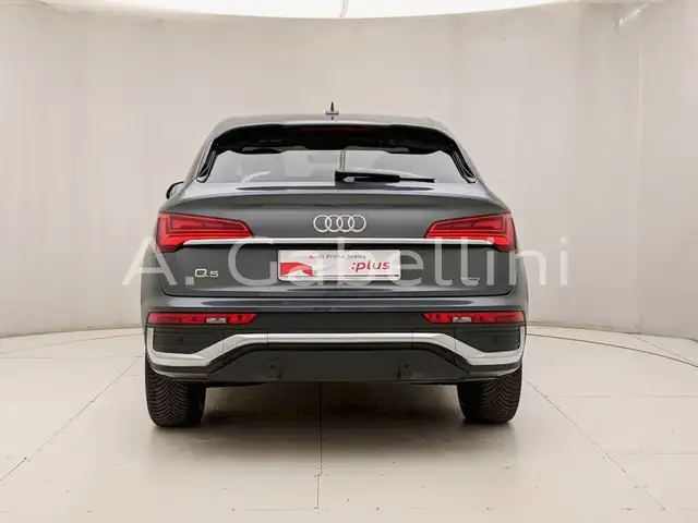 Audi Q5 view 5