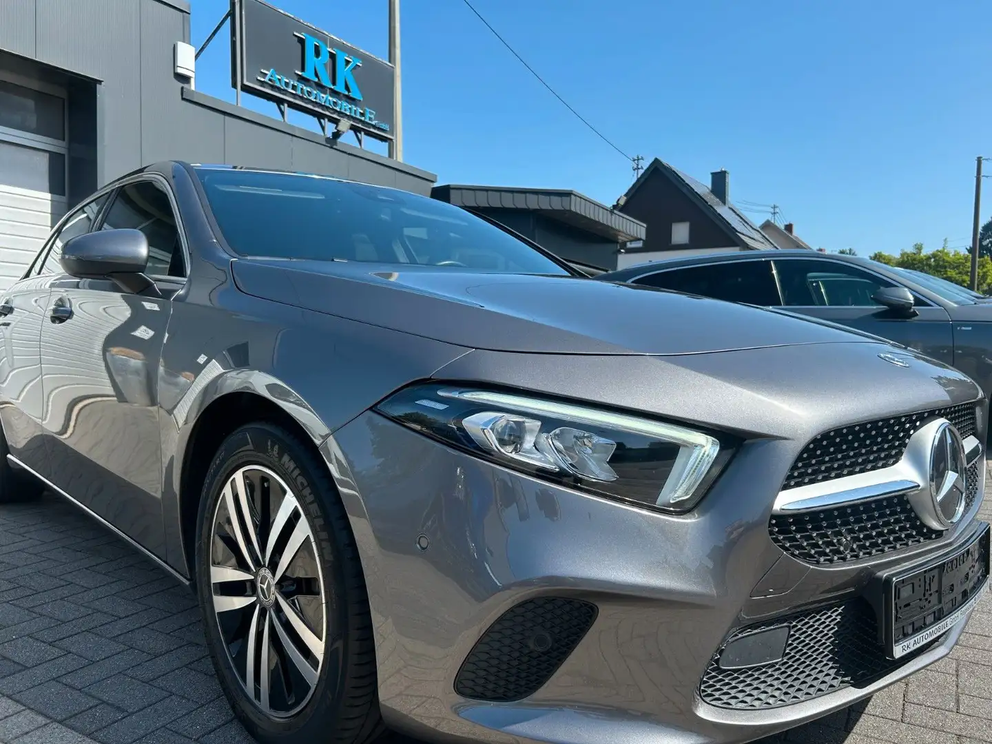 Mercedes-Benz A 200 d Avantgarde mit M-BUX Gris - 1