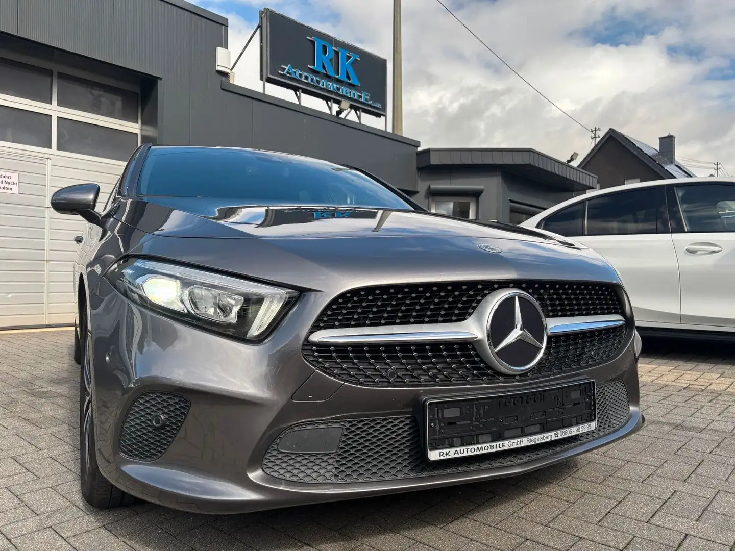 Mercedes-Benz A 200 d Avantgarde mit M-BUX Grau - 1