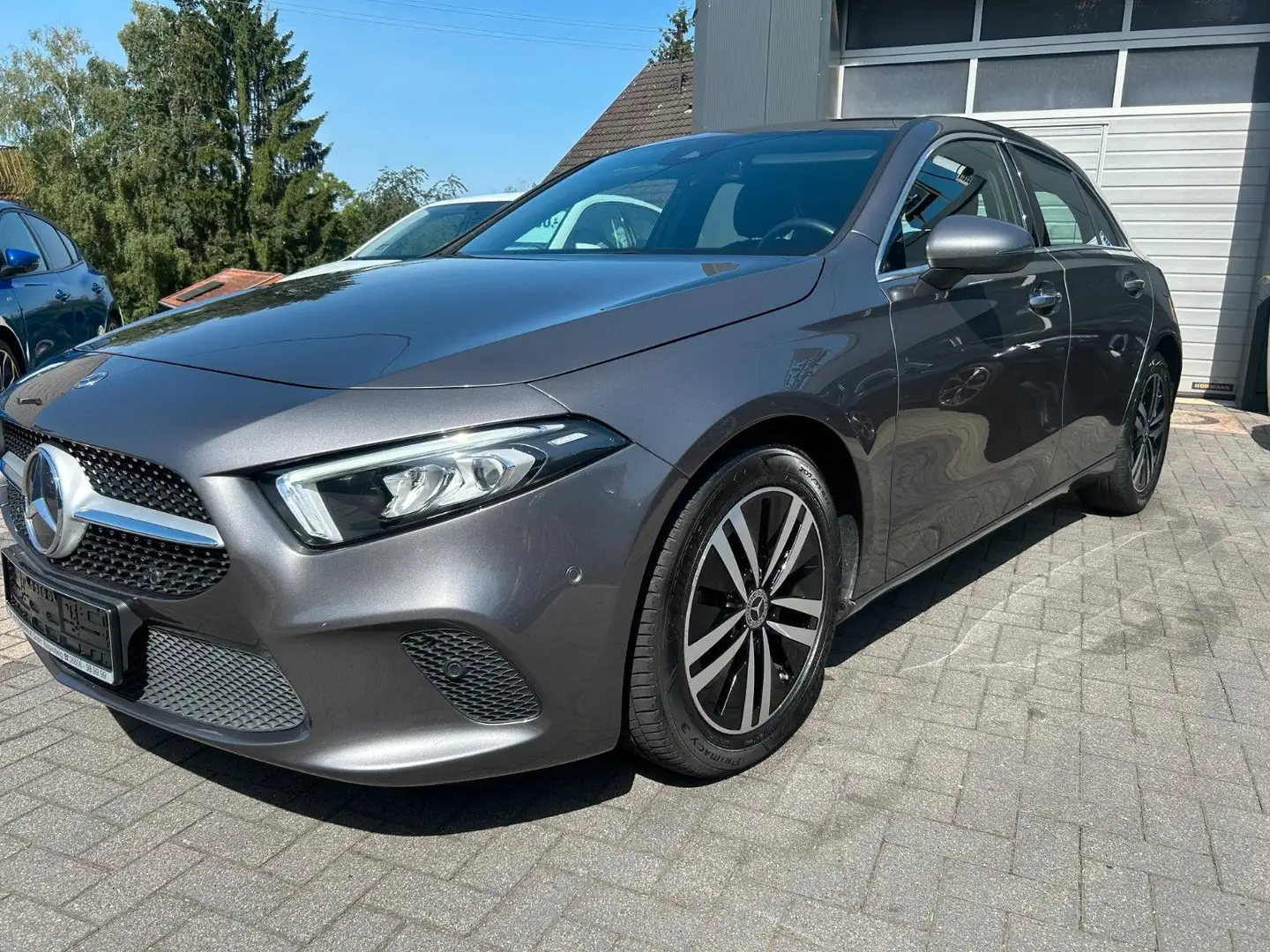 Mercedes-Benz A 200 d Avantgarde mit M-BUX Gris - 2