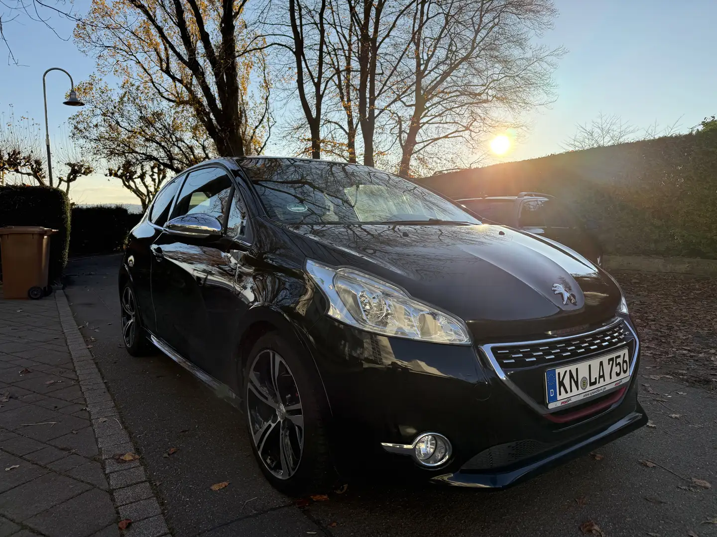 Peugeot 208 GTi Schwarz - 1