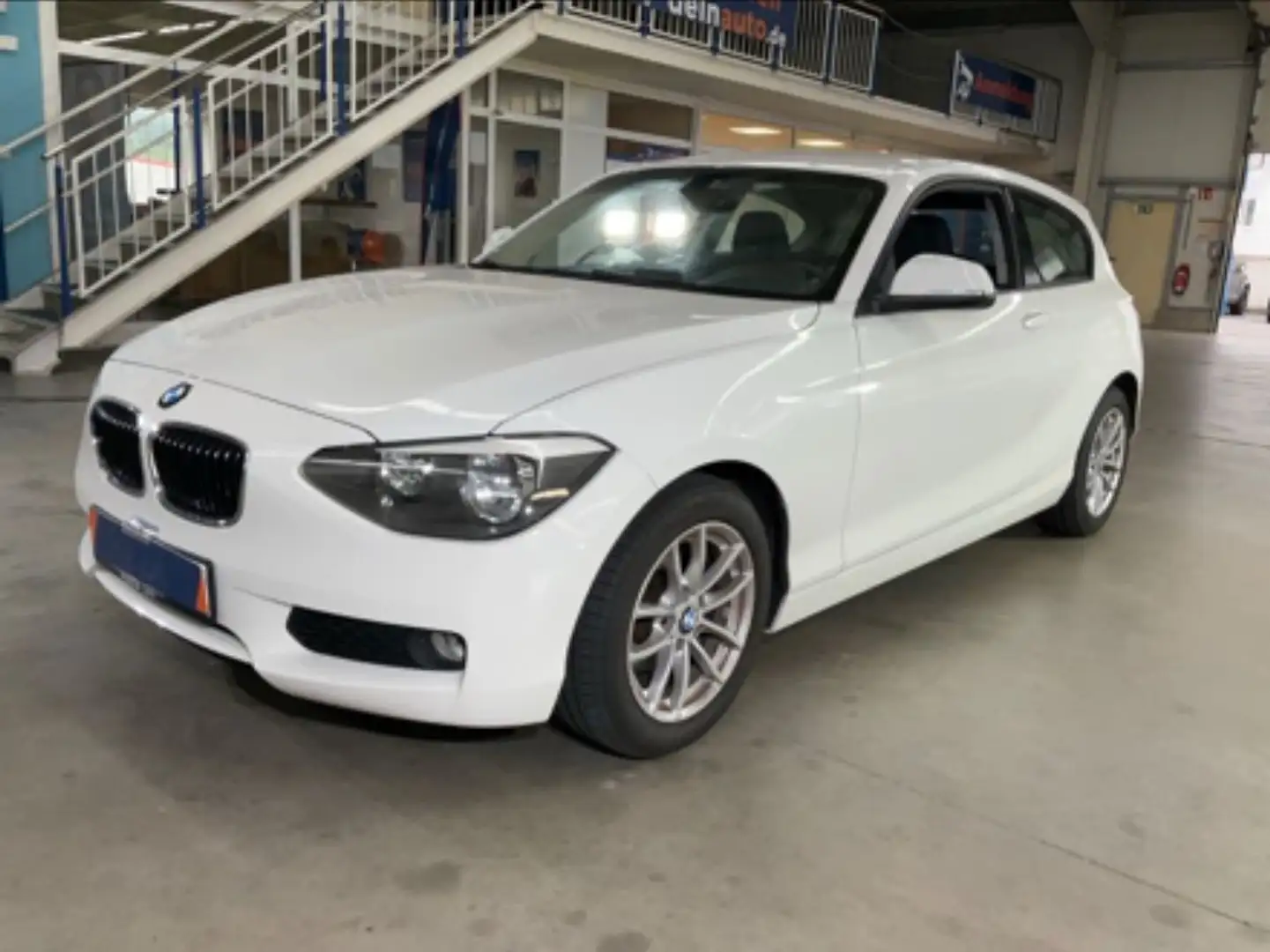 BMW 114 114i Essential Edition Белый - 1