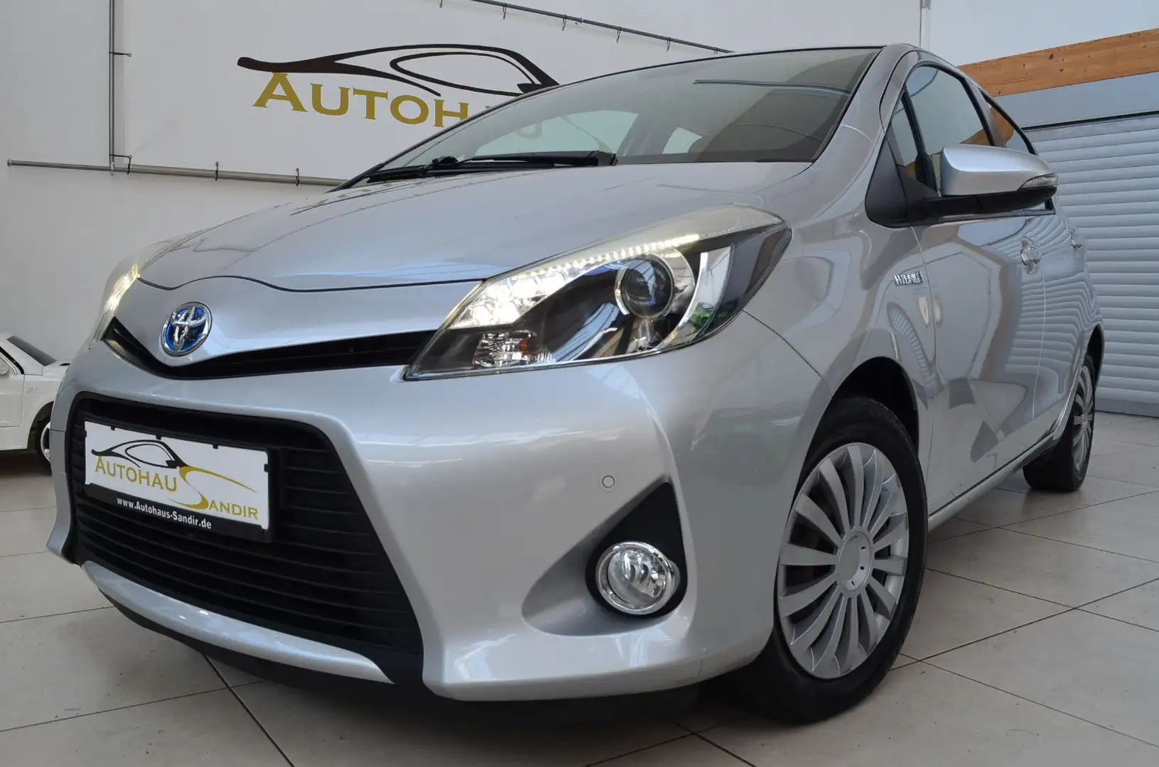 Toyota Yaris Hybrid Life 1.5 VVT-i  ~Navi~Cam~MFL Stříbrná - 1
