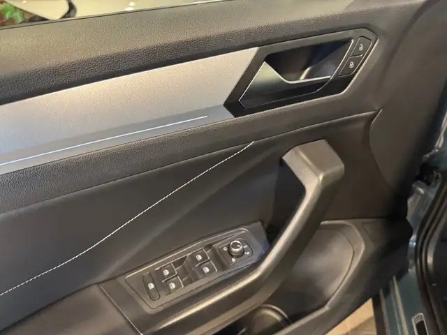 Volkswagen T-Roc view 9