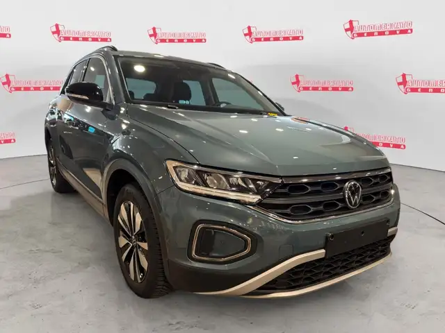 Volkswagen T-Roc view 3