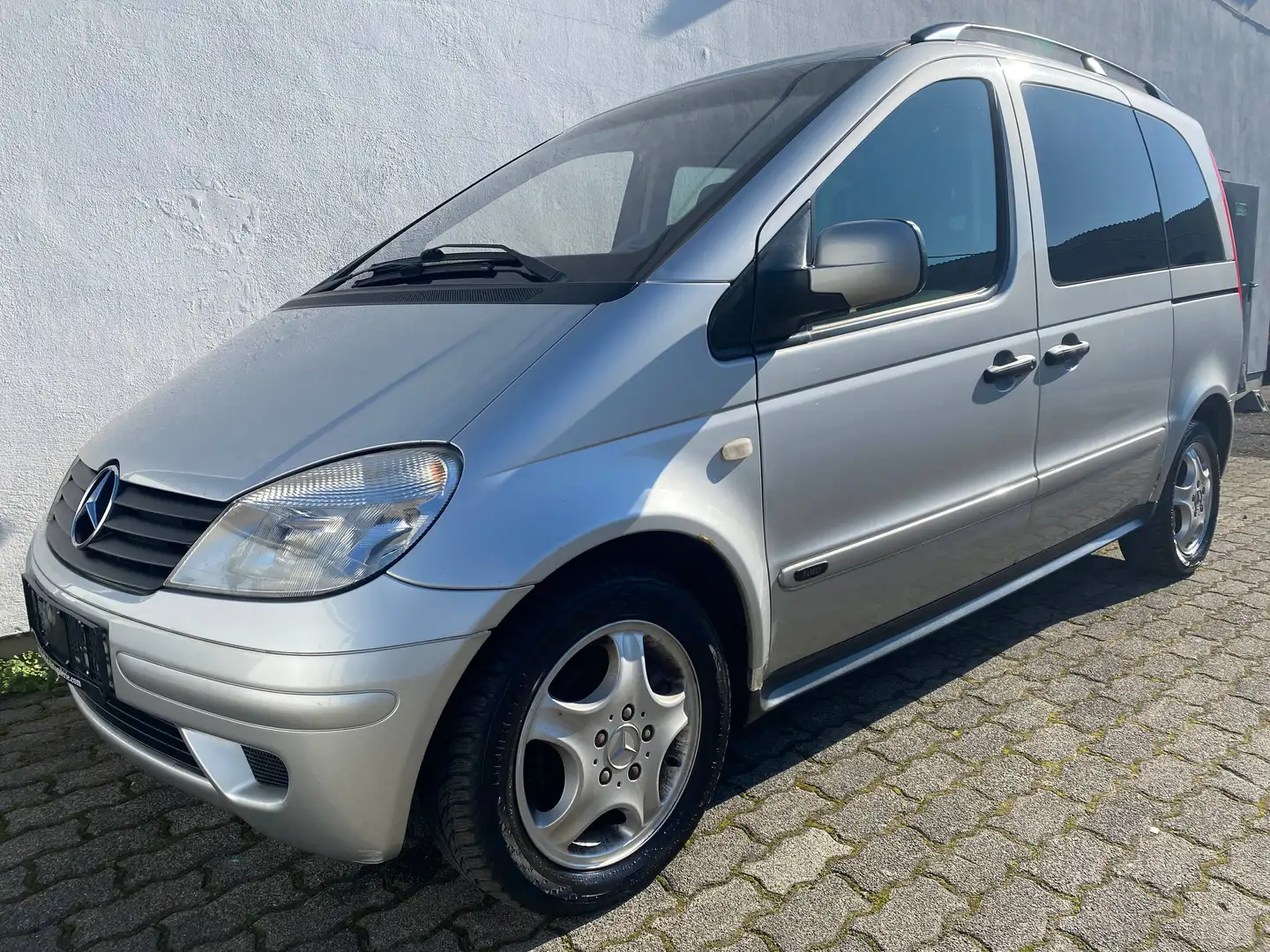 Mercedes-Benz Vaneo 1.9 Family 7 Sitzer Automatik/Klima/CD/LM+M&S/Navi/TÜV NEU Grau - 1