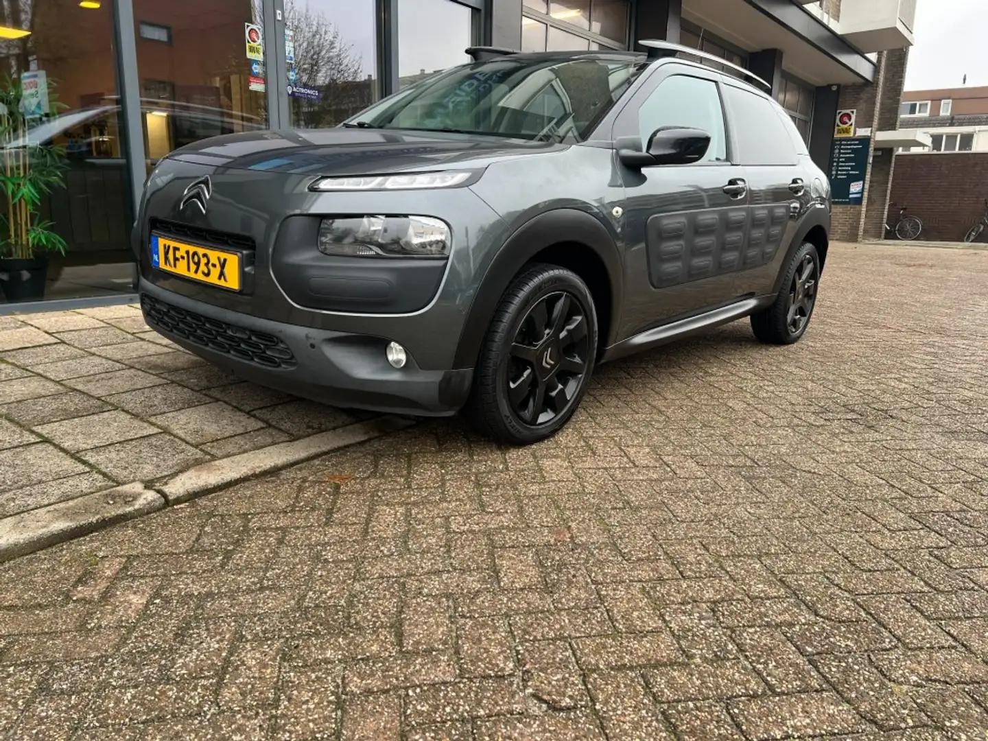 Citroen C4 Cactus 1.2 Pure Tech Business plus  clima / Navi / Camera Grijs - 2