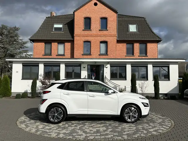 Hyundai KONA Trend LED ACC NAV WÄMPU 11KW Charge