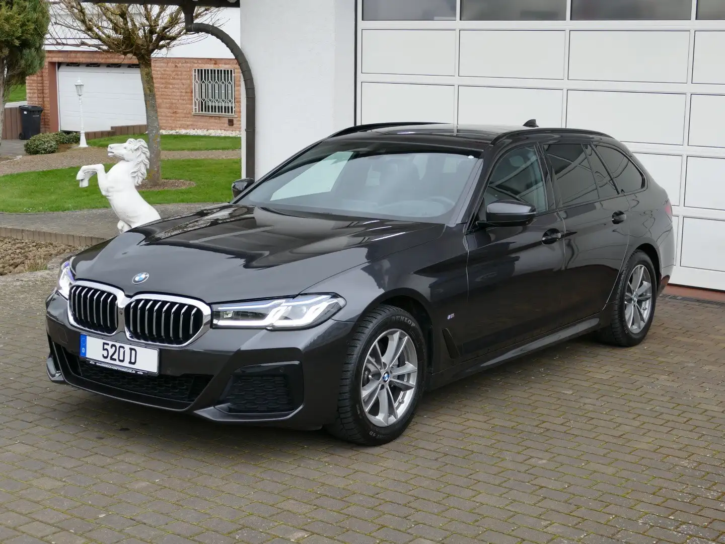 BMW 520 d Tour. M Sport * el.AHK+Komfortsitze+Panodach! Grau - 1