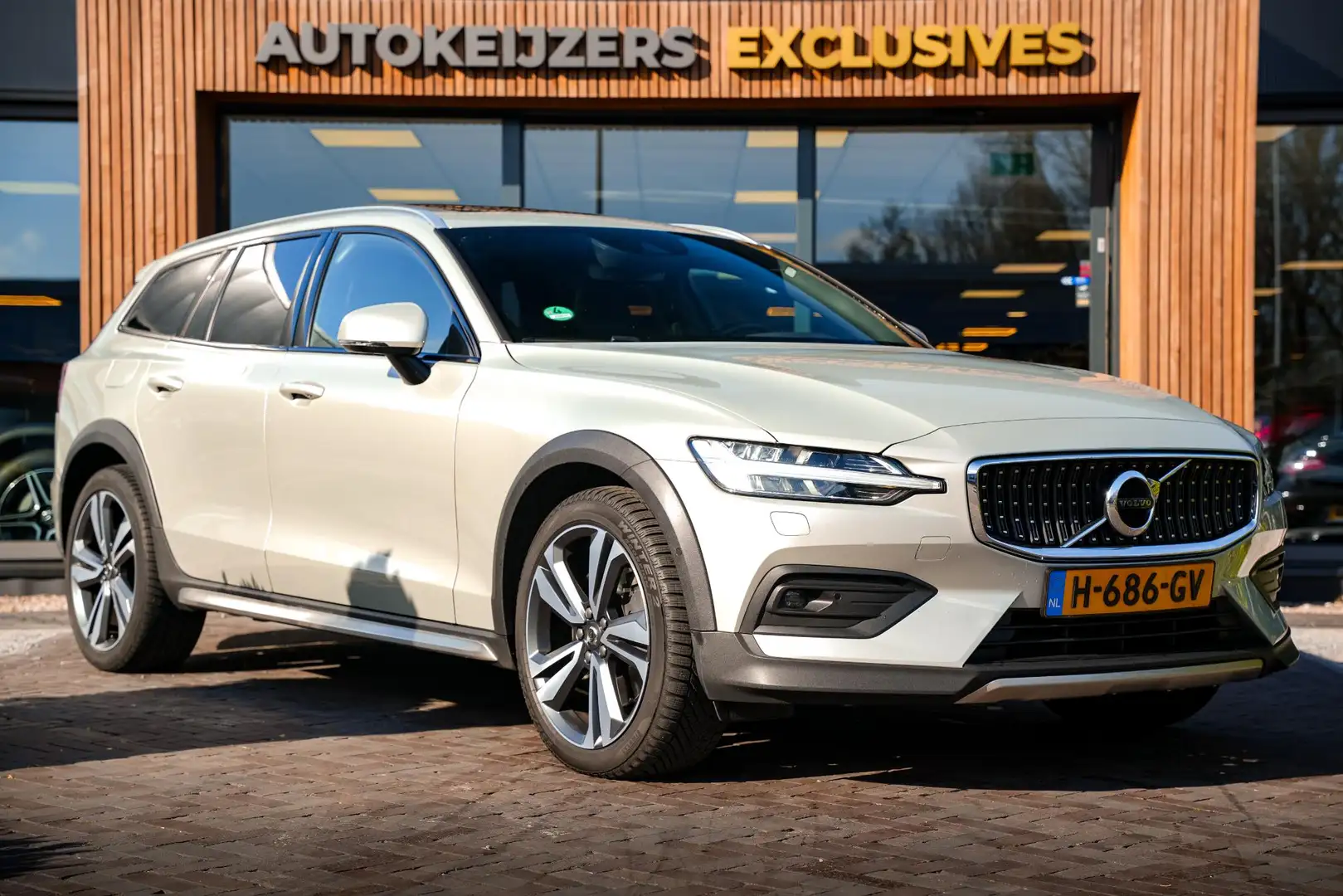 Volvo V60 Cross Country 2.0 T5 AWD Pro Panodak Memory Harman Kardon Leer T Grijs - 1