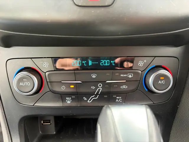 Ford Focus view 12