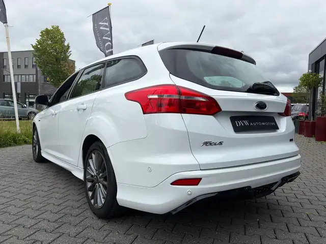 Ford Focus view 2