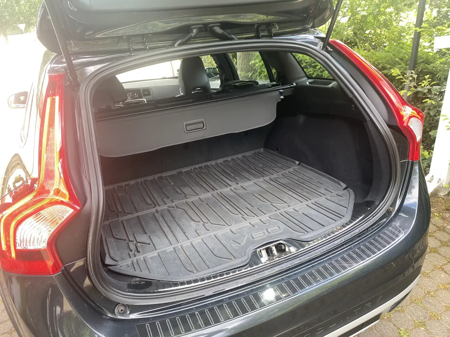 Volvo V60 Cross Country Summum Leder+STANDHEIZUNG+Kamera+AHK Grey - 2