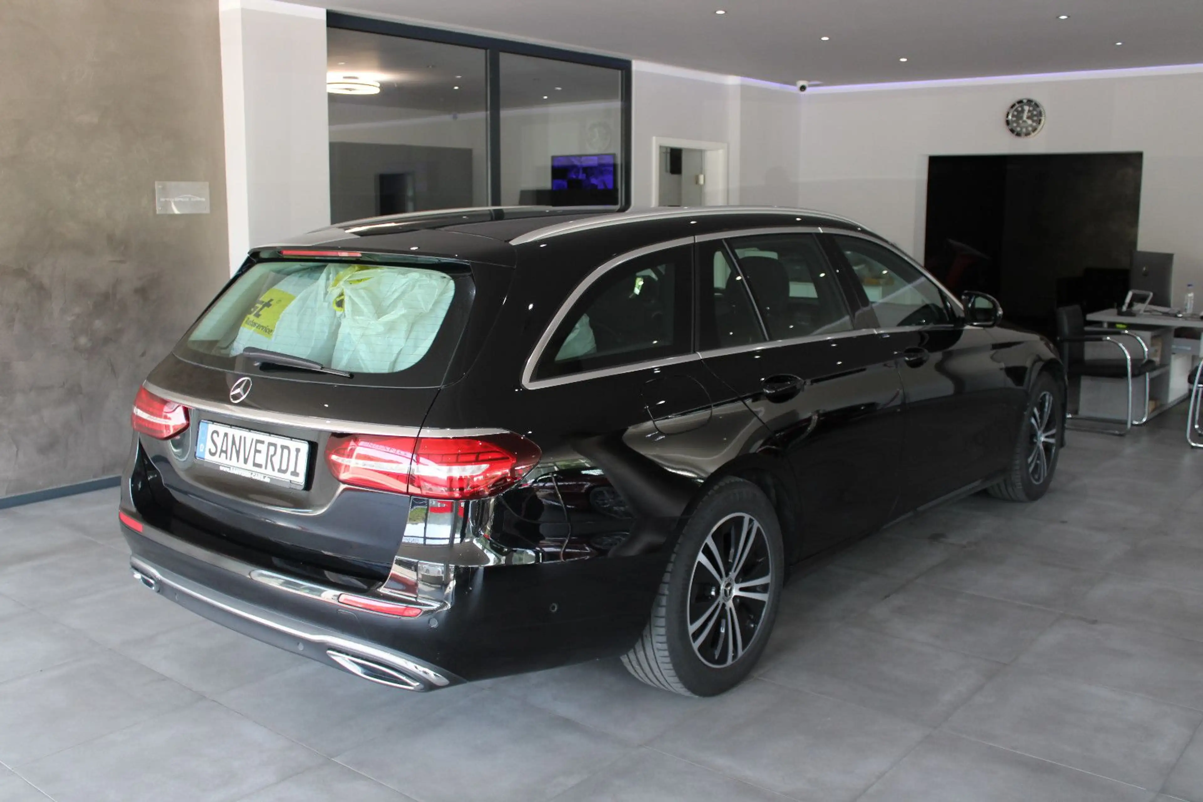 Mercedes-Benz E 220 d T AVANTGARDE SPORTPAKET WIDESCREEN EU 6 — photo 13