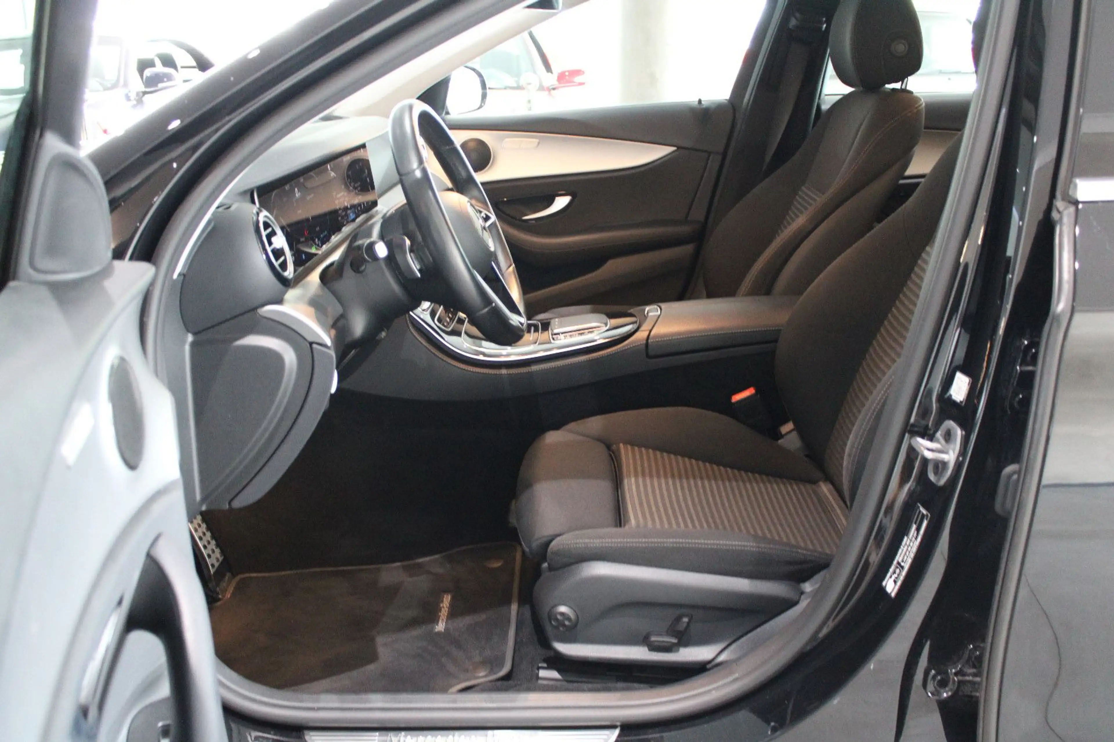 Mercedes-Benz E 220 d T AVANTGARDE SPORTPAKET WIDESCREEN EU 6 — photo 7