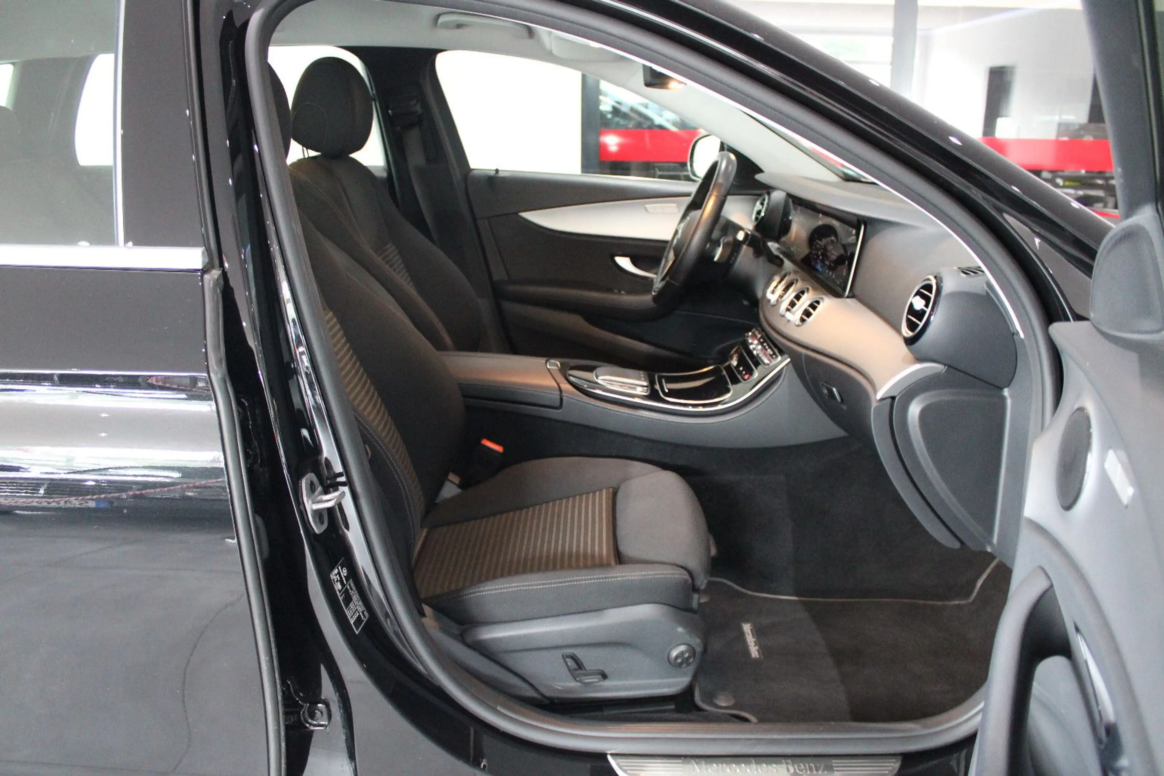 Mercedes-Benz E 220 d T AVANTGARDE SPORTPAKET WIDESCREEN EU 6 — photo 8