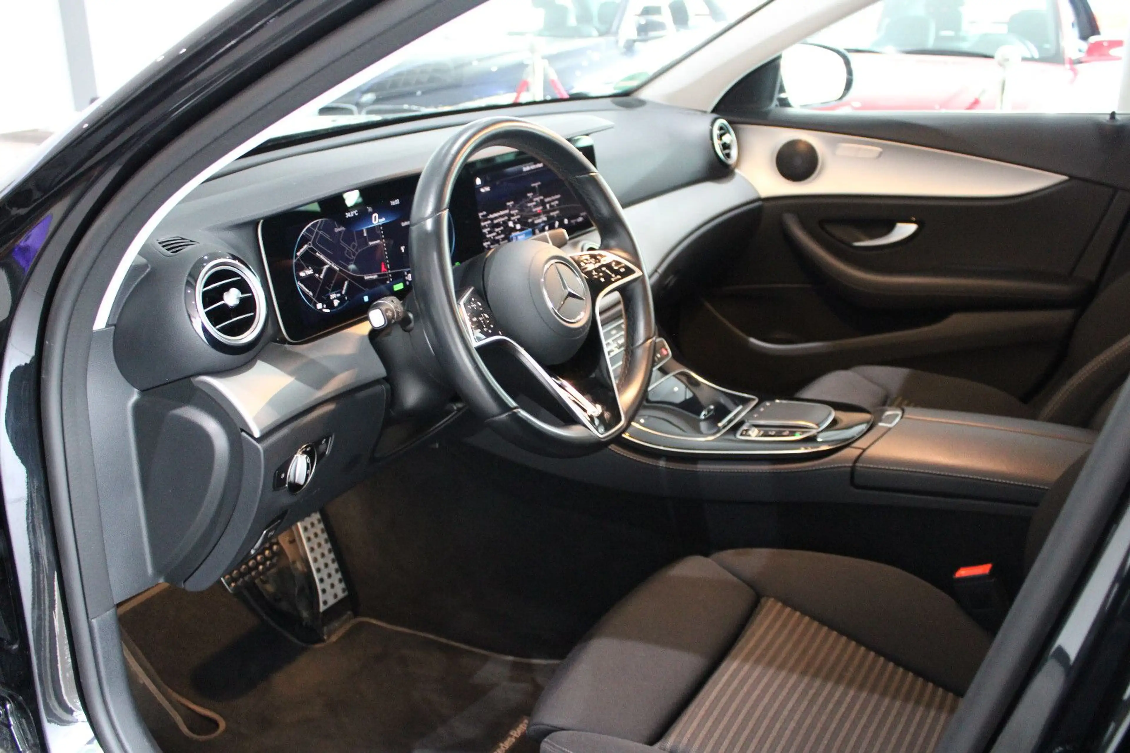 Mercedes-Benz E 220 d T AVANTGARDE SPORTPAKET WIDESCREEN EU 6 — photo 3