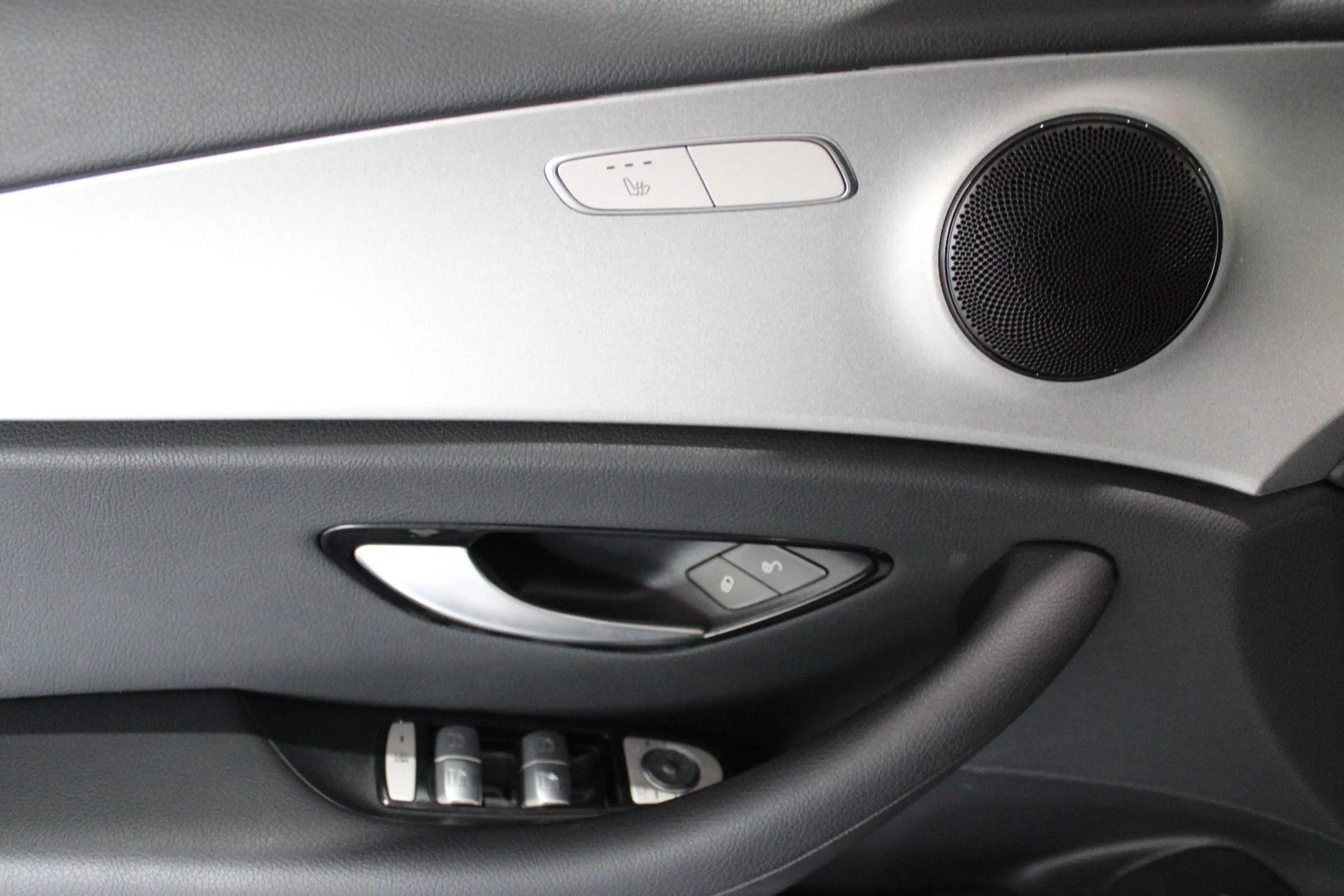 Mercedes-Benz E 220 d T AVANTGARDE SPORTPAKET WIDESCREEN EU 6 — photo 11