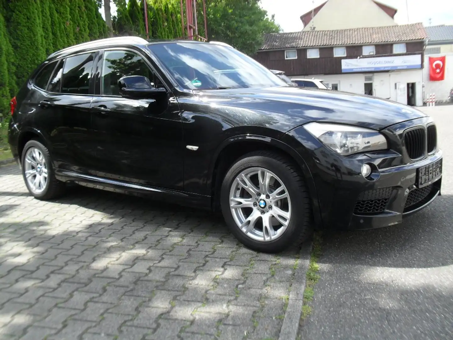 BMW X1 xDrive28i Aut. M Paket Schwarz - 2