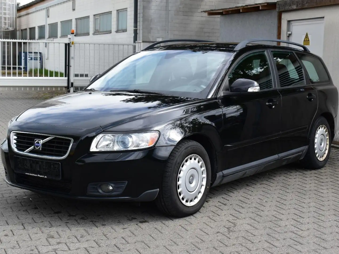 Volvo V50 1.6 D Drive | Xenon|Klimaautomatik|TÜV|AHK Black - 1