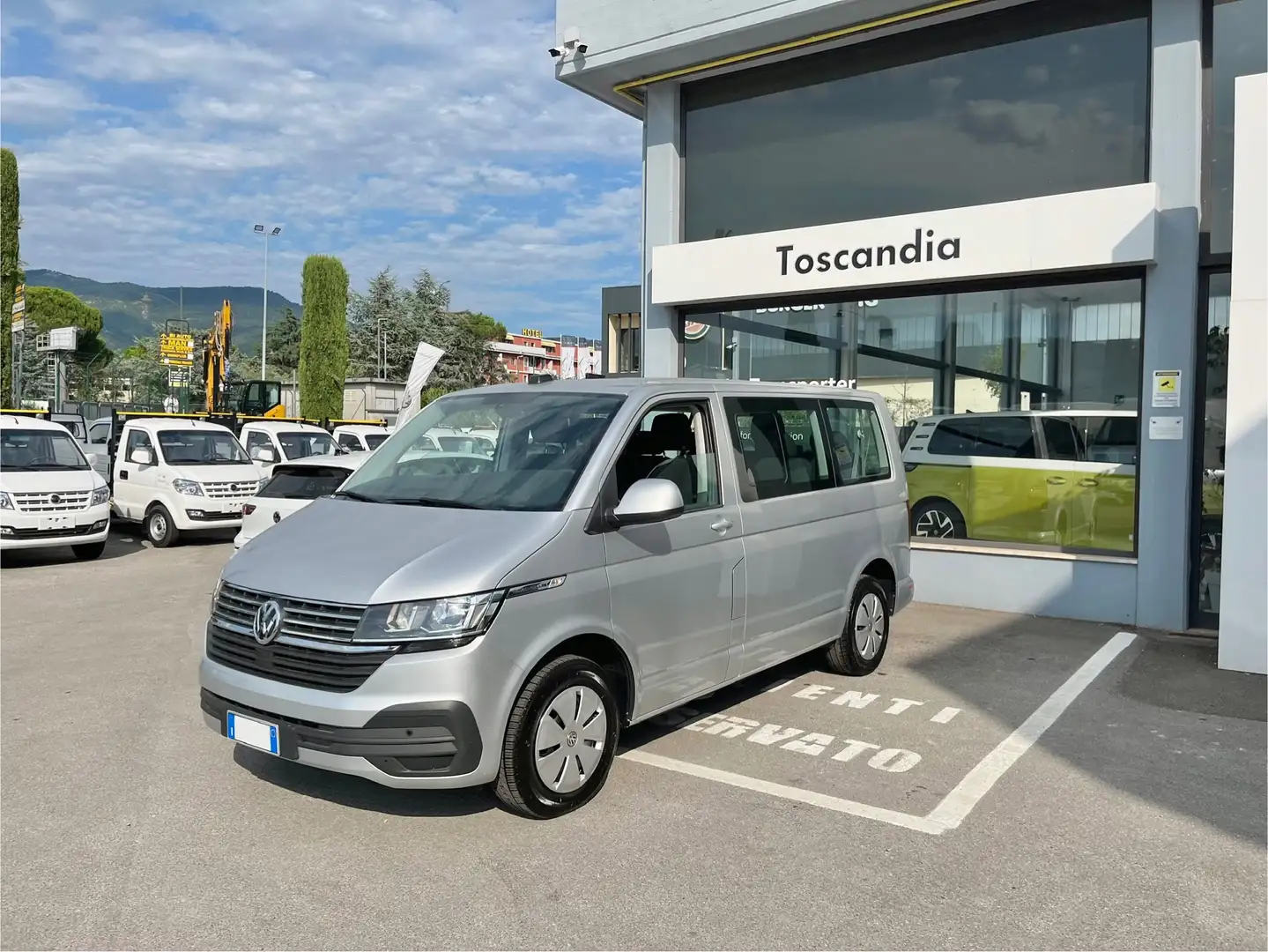 Volkswagen T6.1 Caravelle Comfort Line Plateado - 2