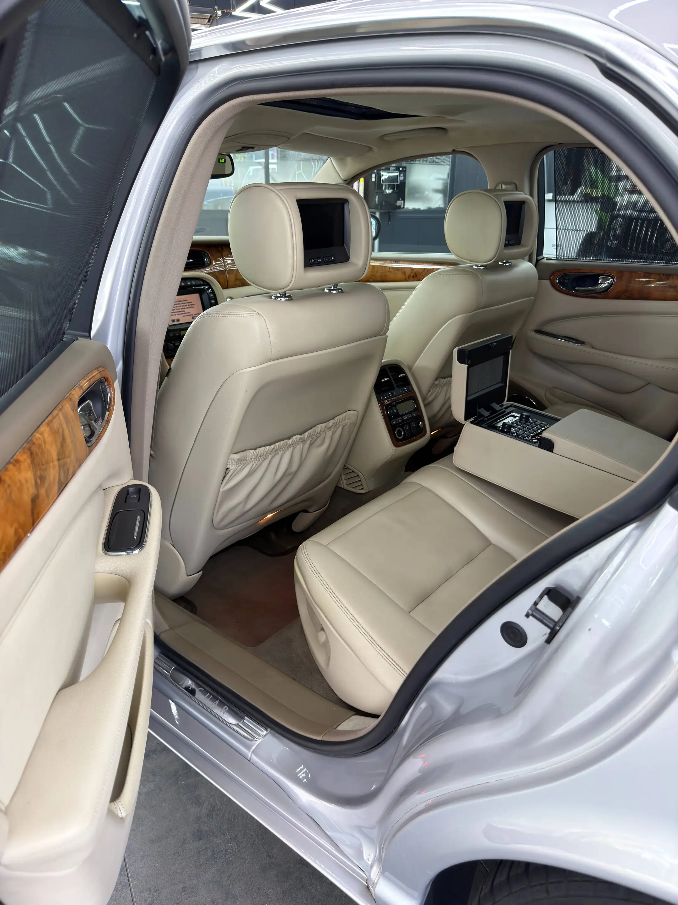 Jaguar XJ8 4.2 V8 Executive / Fond- Entertainment / Schiebedach/ Leder/ Navi/ Sitzh. v+h/ Telefon/ — photo 11