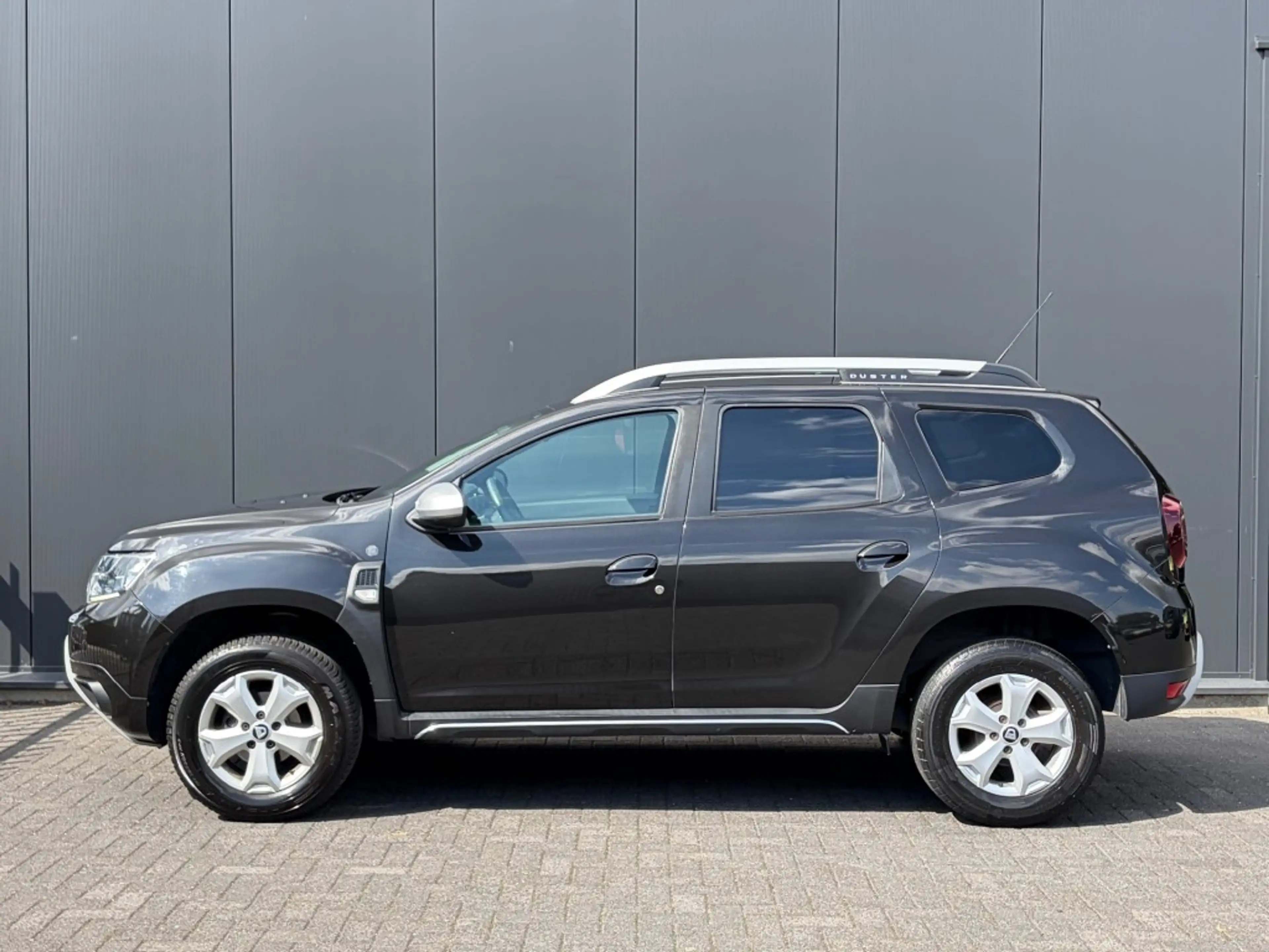 Dacia Duster 1.6 — photo 11