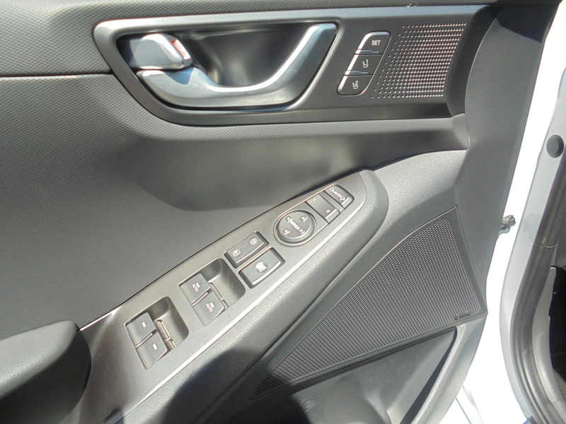 Hyundai IONIQ Premium Hybrid AHK FACELIFT — photo 12