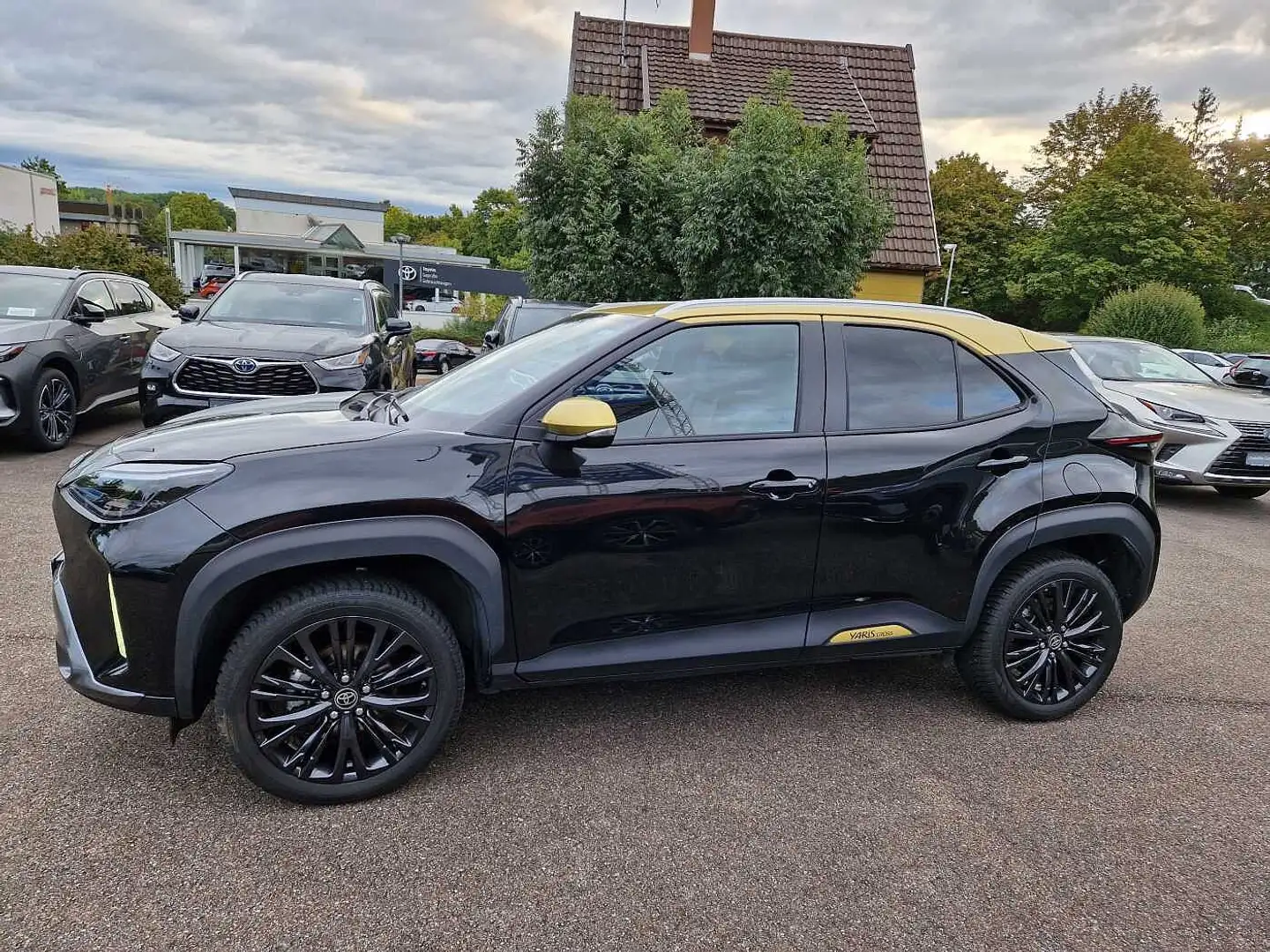 Toyota Yaris Cross Hybrid Adventure/Allwetter Schwarz - 2