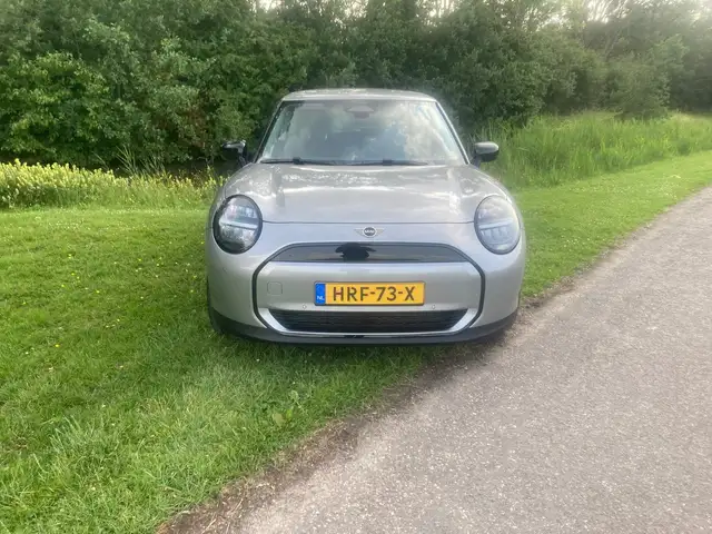 MINI Cooper E Cooper E Es. 40.7kWh