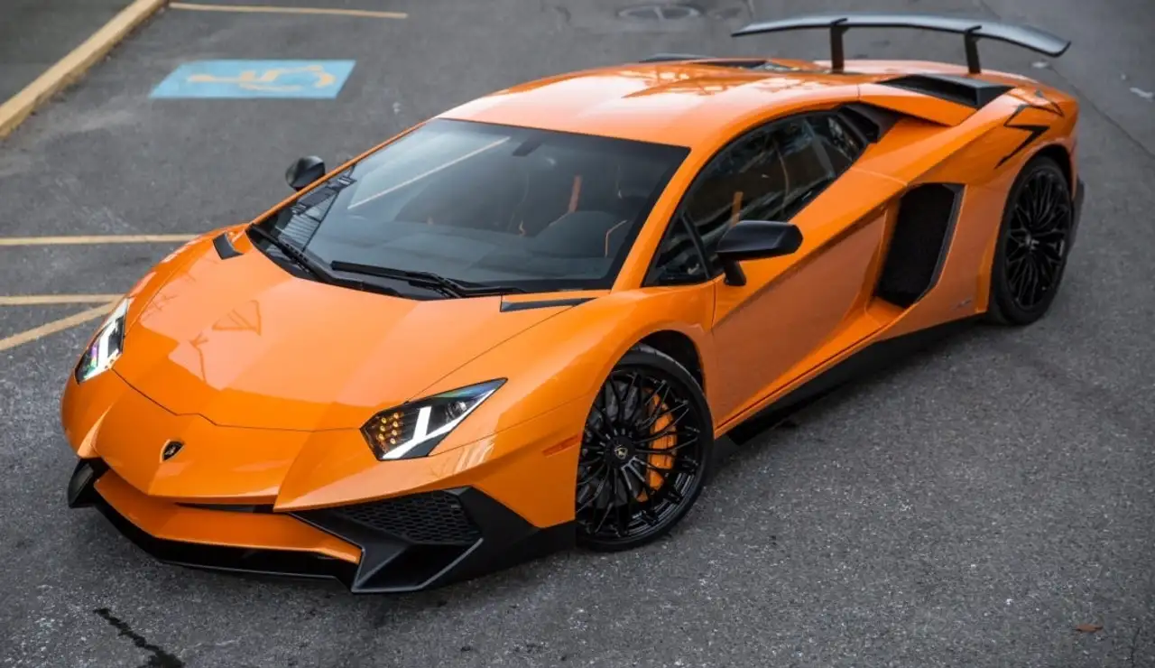 Lamborghini Aventador снимка Lamborghini Aventador