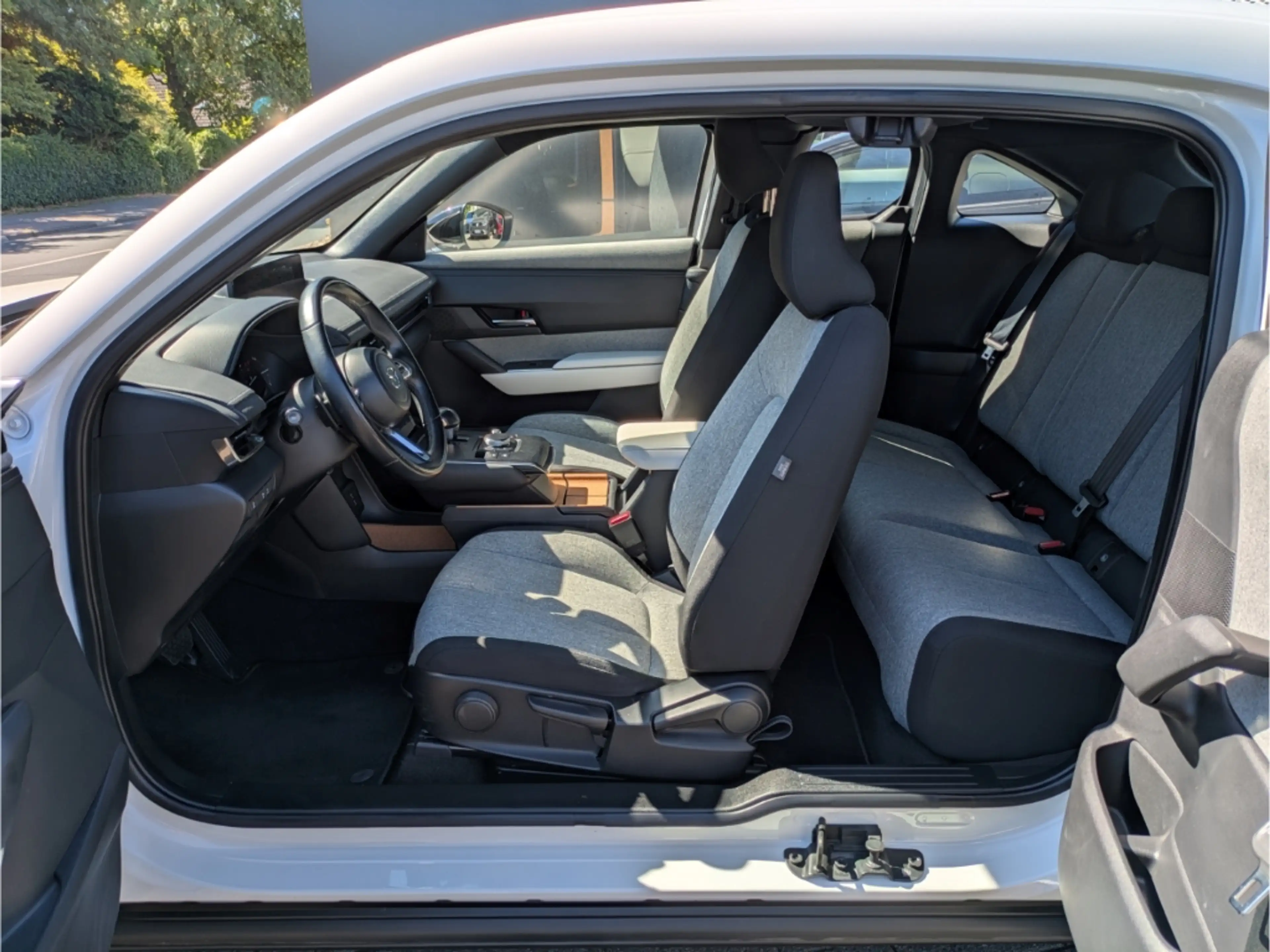 Mazda MX-30 HUD Navi ACC Apple CarPlay Klimaautom DAB Keyless — photo 5