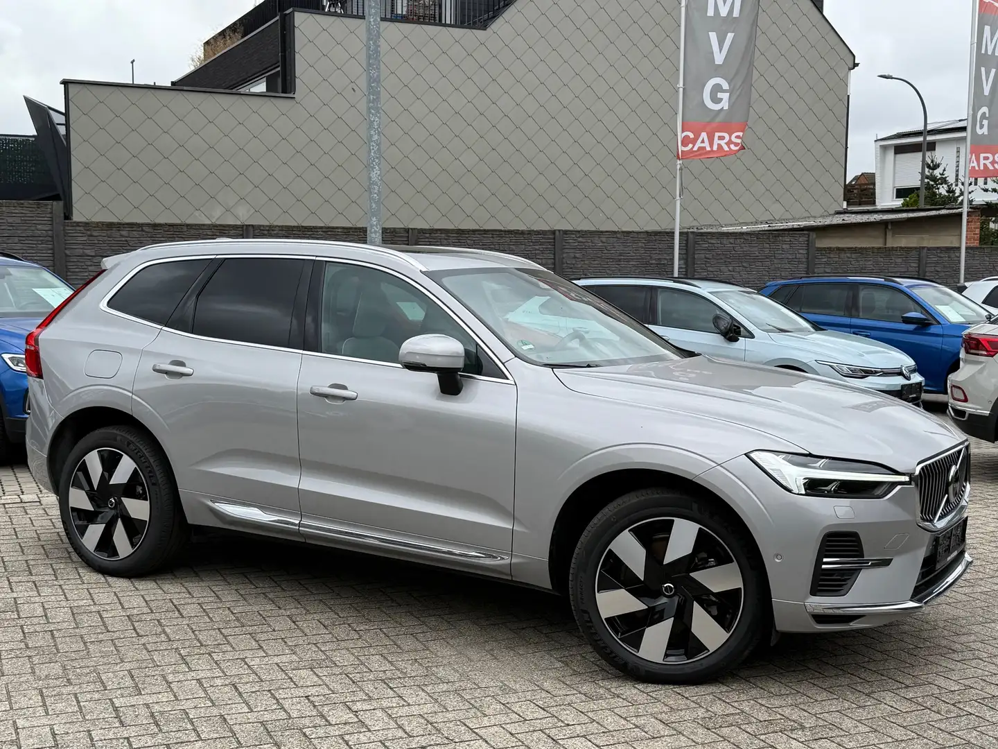 Volvo XC60 T6 AWD Plug-in Hybrid Plus Bright Plateado - 2