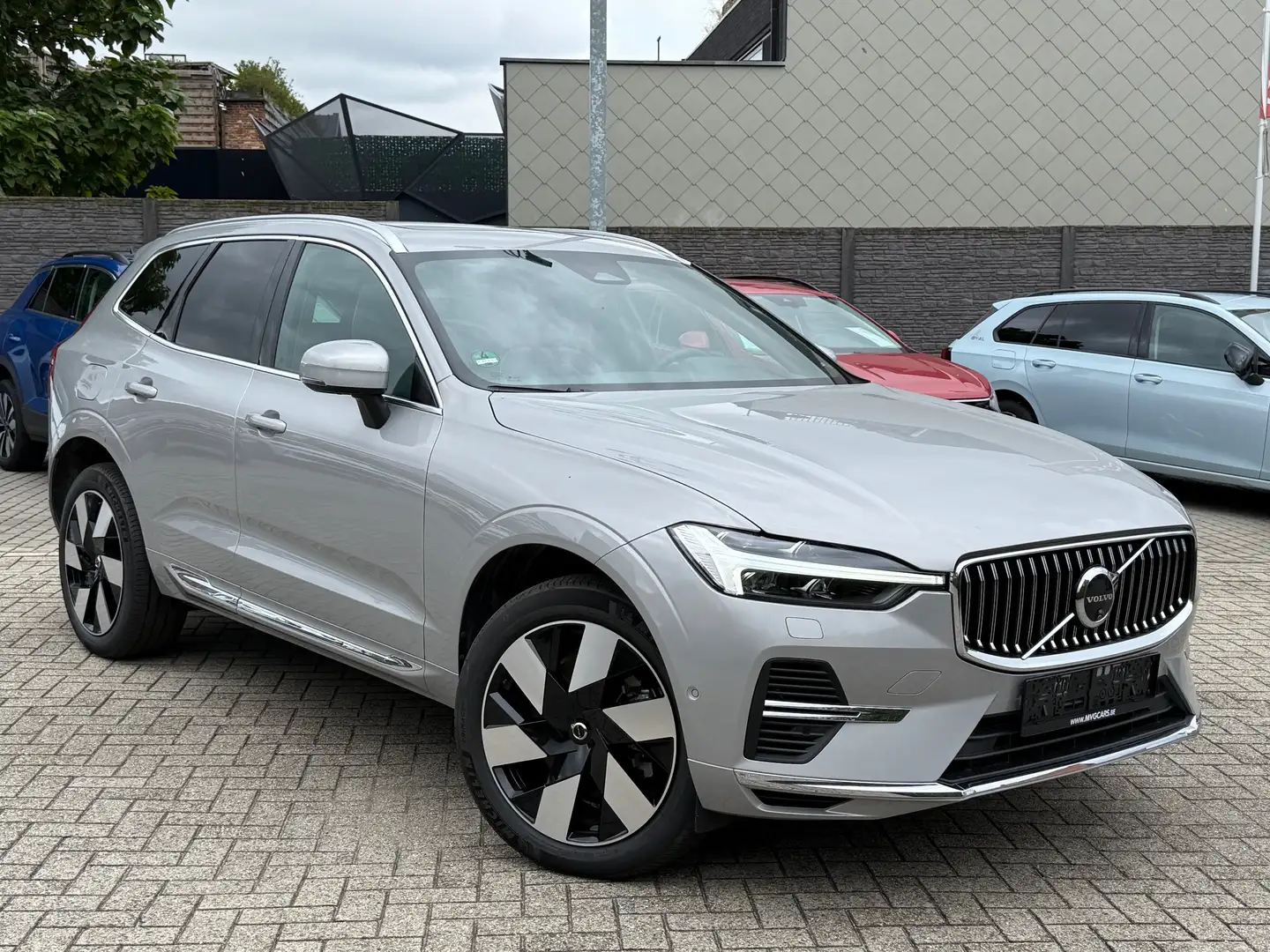 Volvo XC60 T6 AWD Plug-in Hybrid Plus Bright Plateado - 1