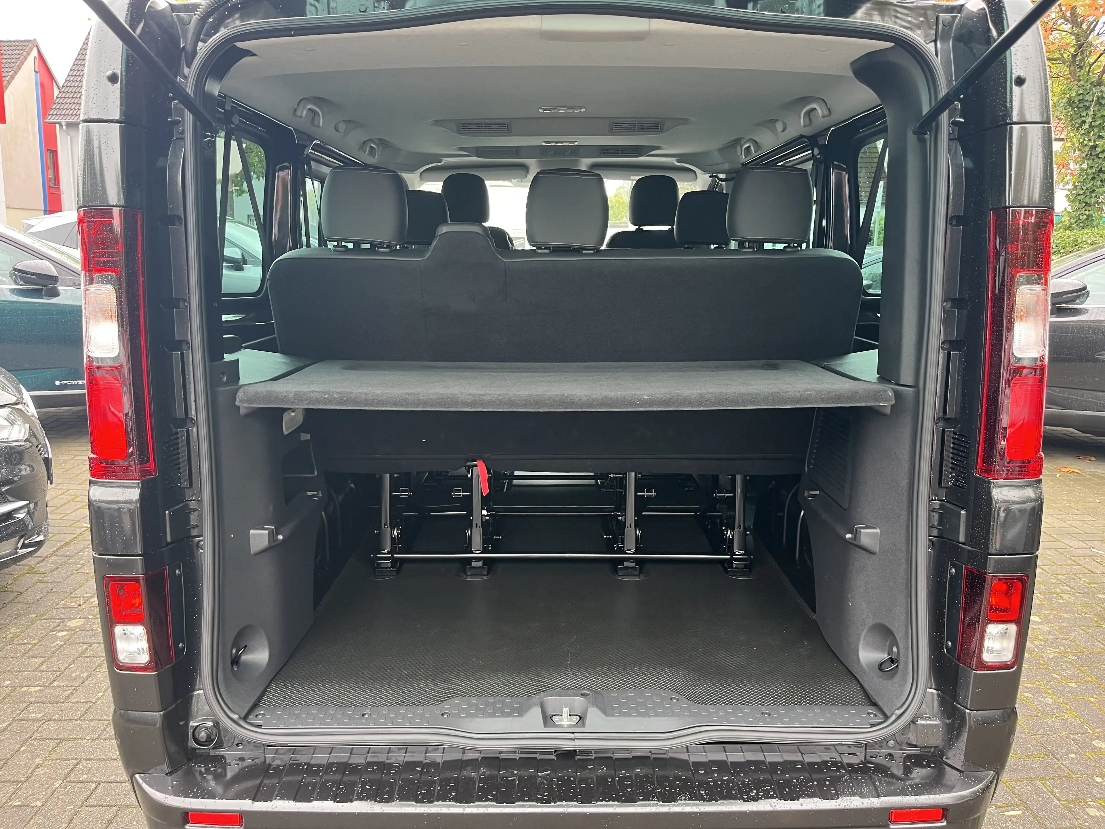 Nissan Primastar L1H1 2,8t Kombi Tekna DCT 8 Sitze — photo 12