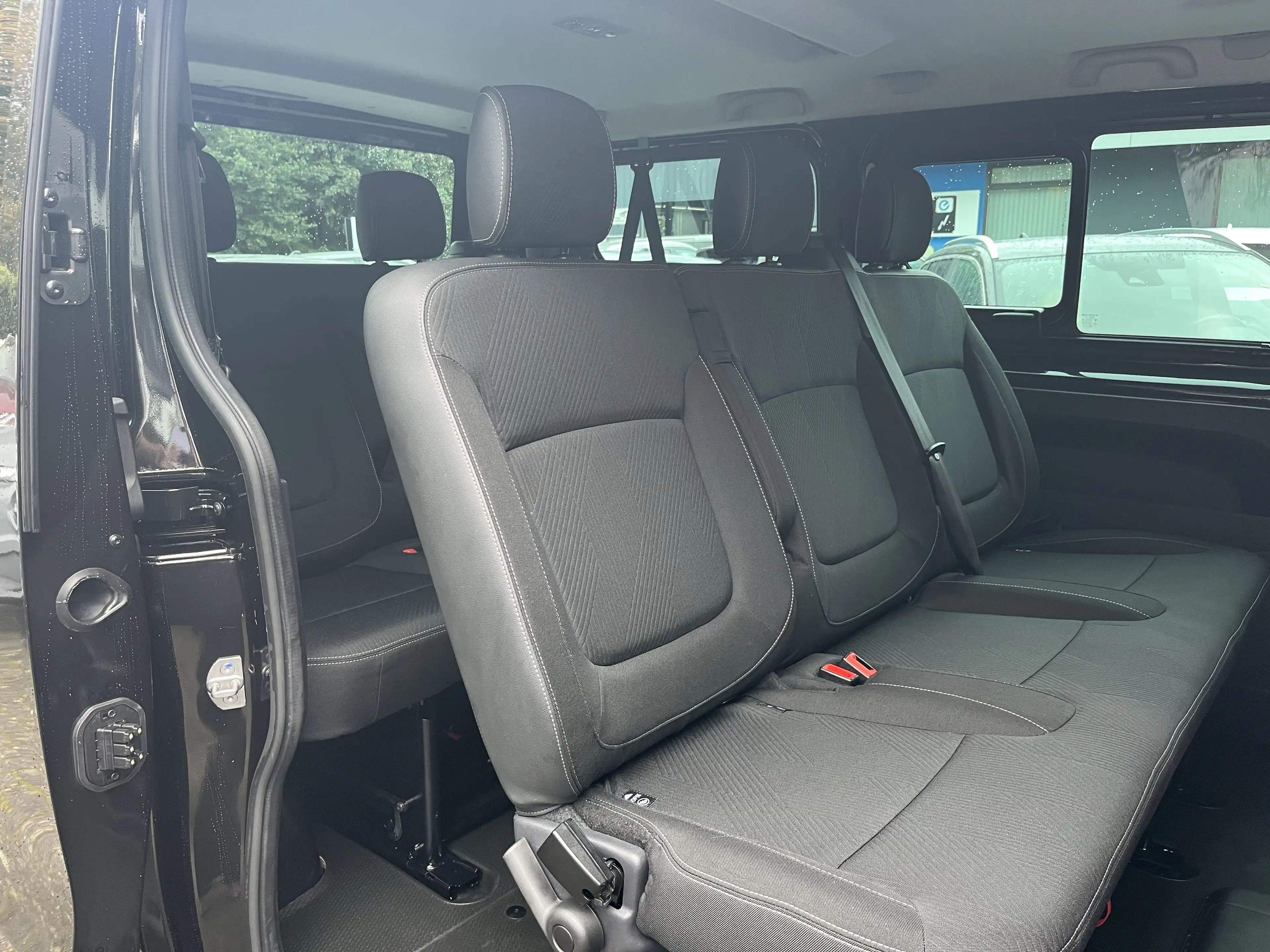 Nissan Primastar L1H1 2,8t Kombi Tekna DCT 8 Sitze — photo 8