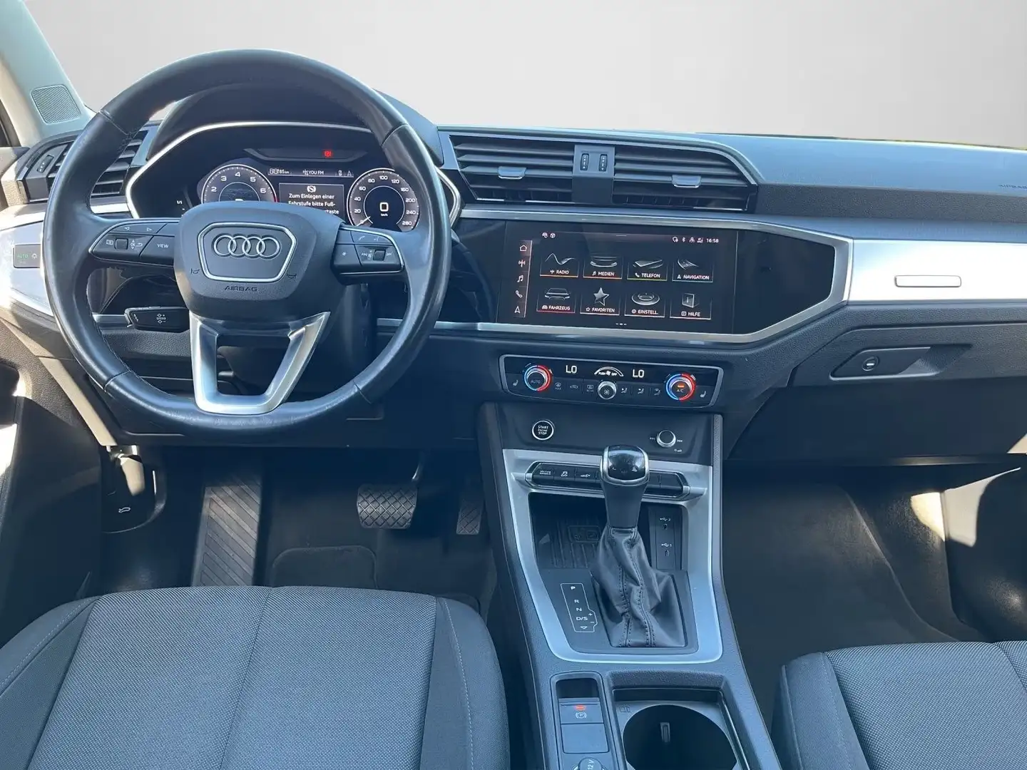 Audi Q3 45 1.4 tfsi e S Line Zwart - 1