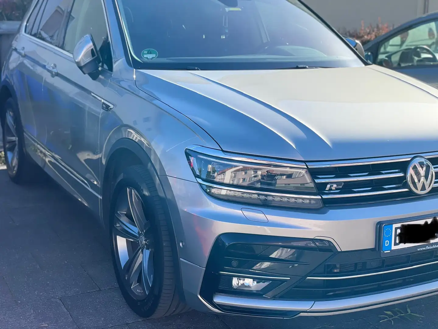 Volkswagen Tiguan 2.0 TDI SCR 4Motion (BlueMotion Techn.) DSG Highli Zilver - 2