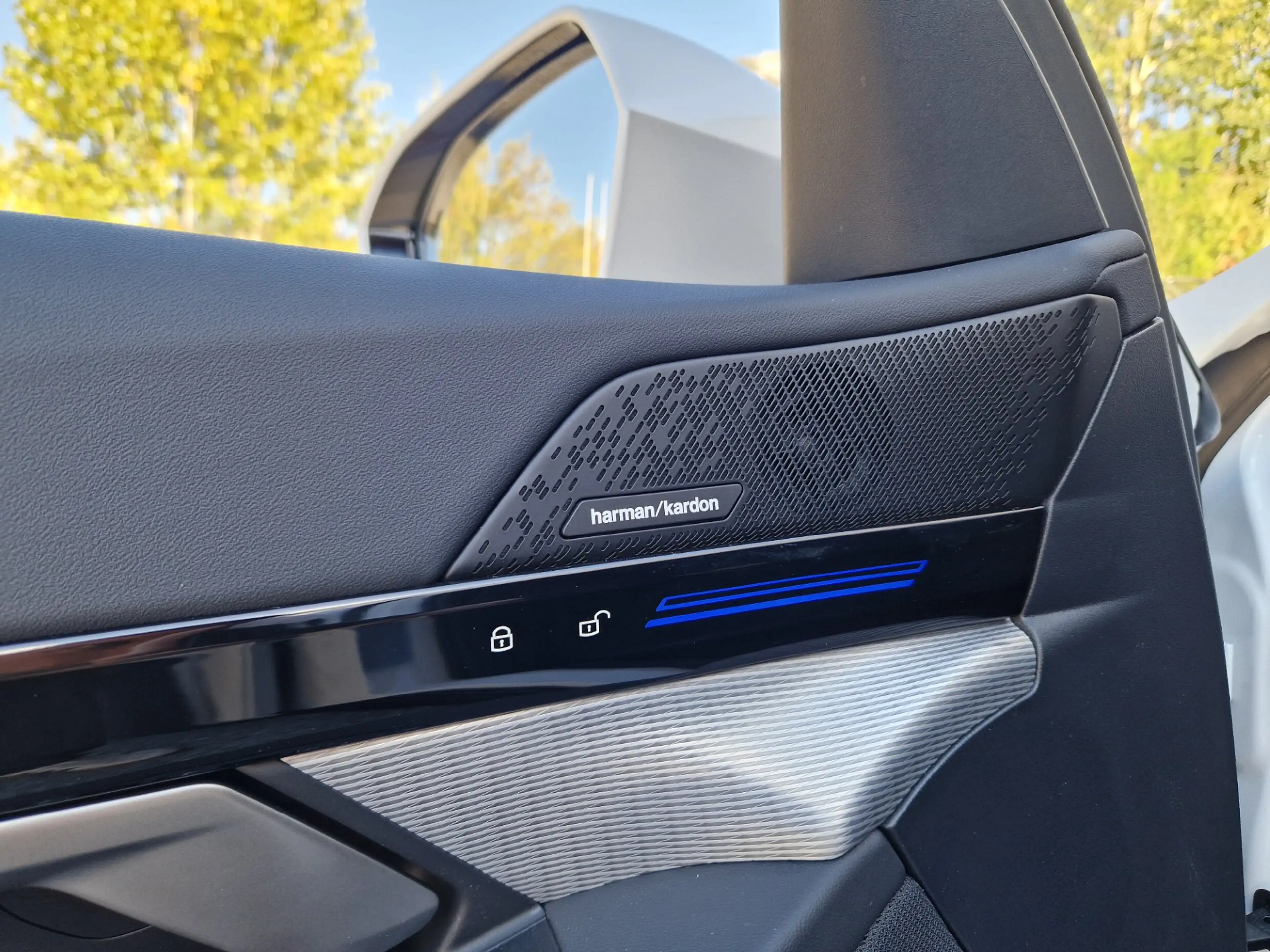 BMW 530 e xDrive — photo 15
