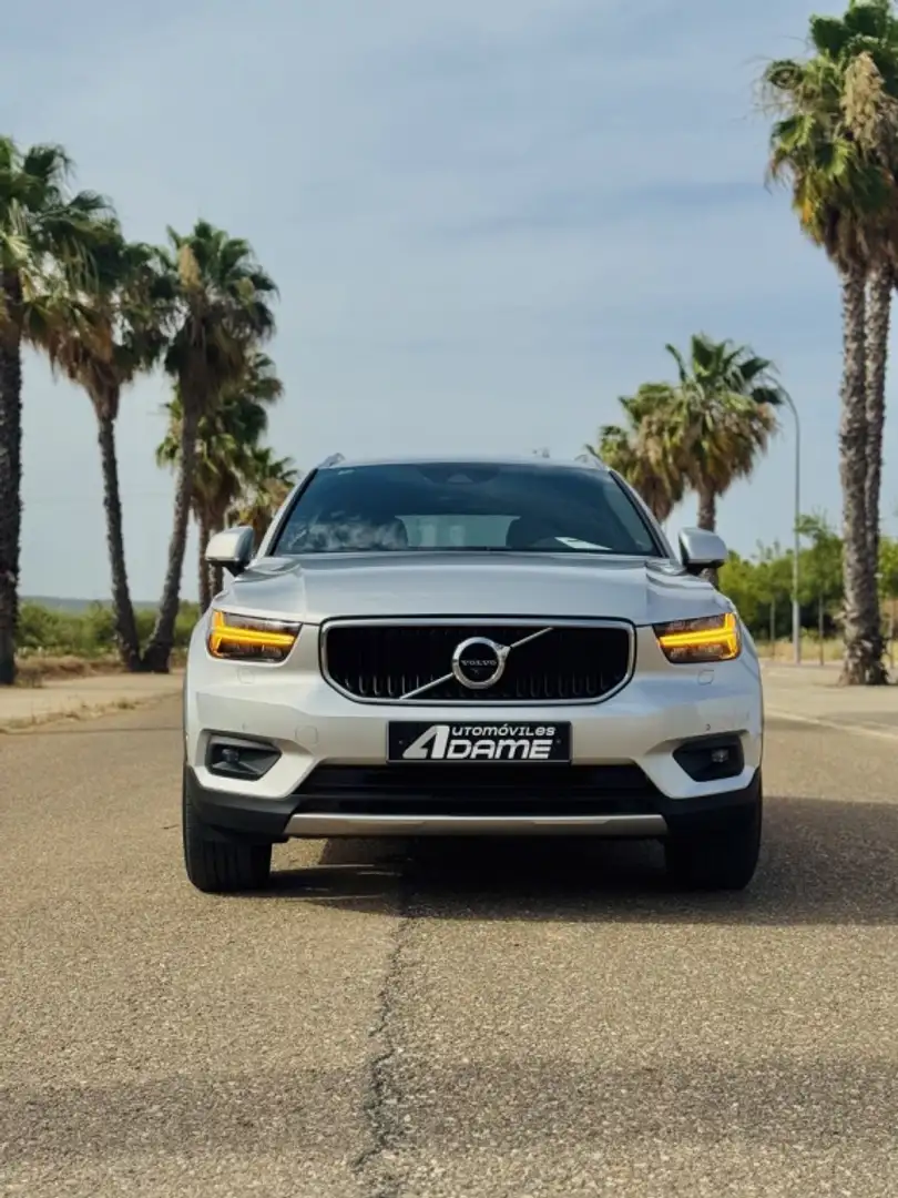 Volvo XC40 D4 Momentum AWD Aut. Gris - 2