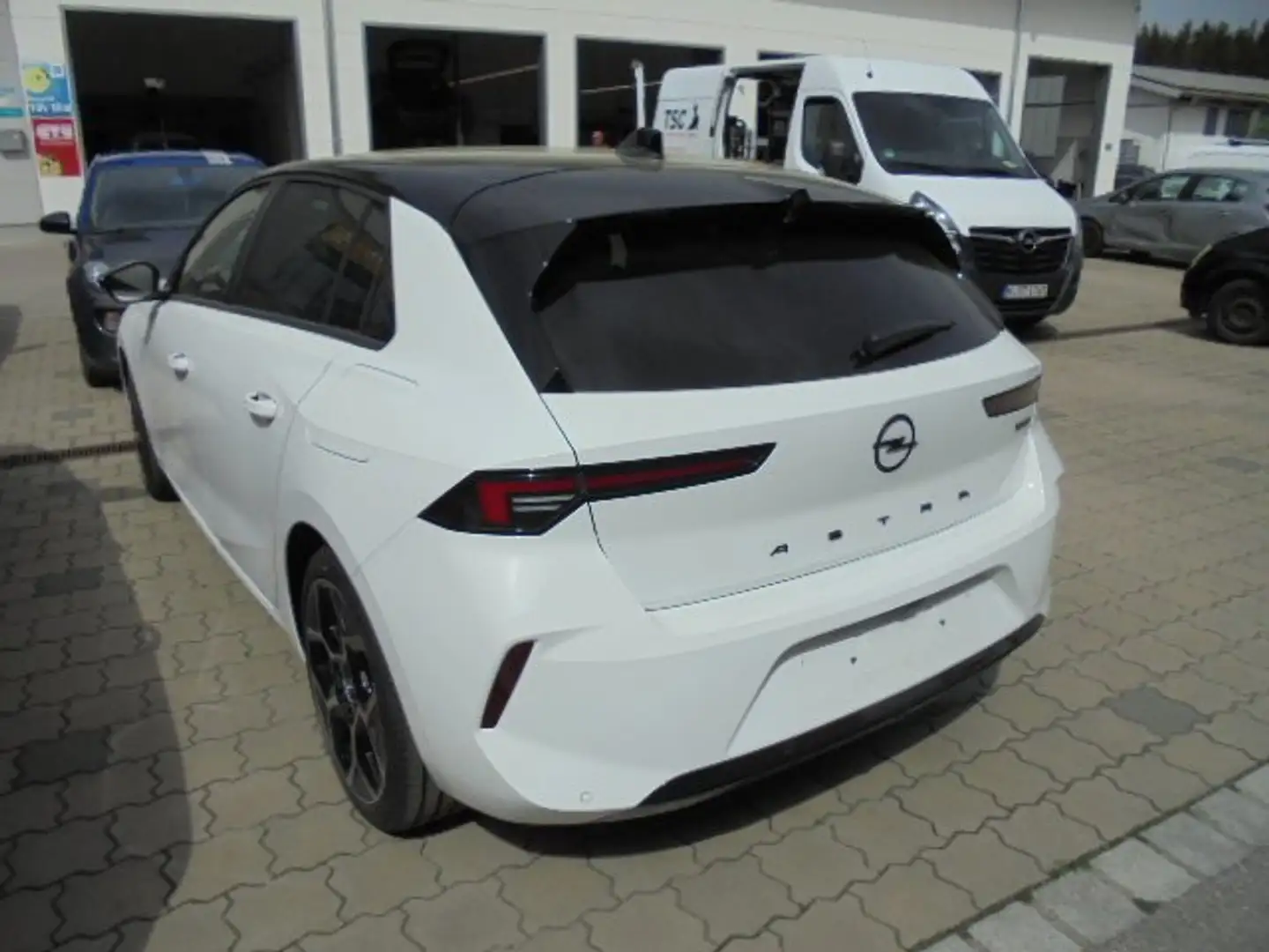 Opel Astra GS Line Plug-in-Hybrid Weiß - 2