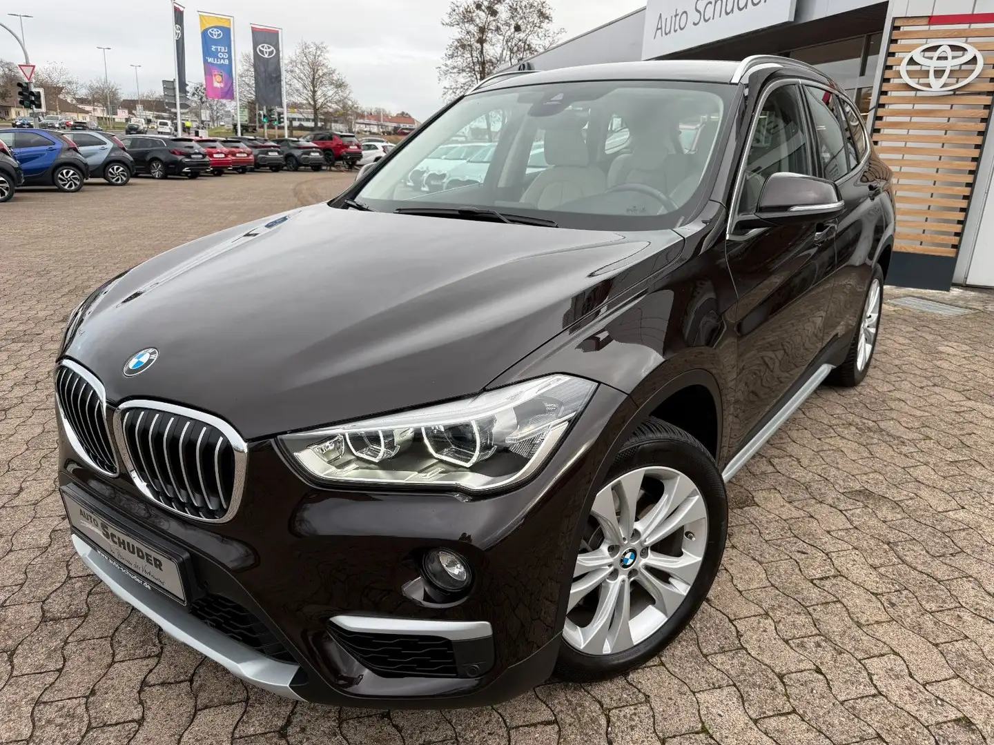 BMW X1 xDrive 20 d xLine **LEDER/ALLRAD** Marrón - 1