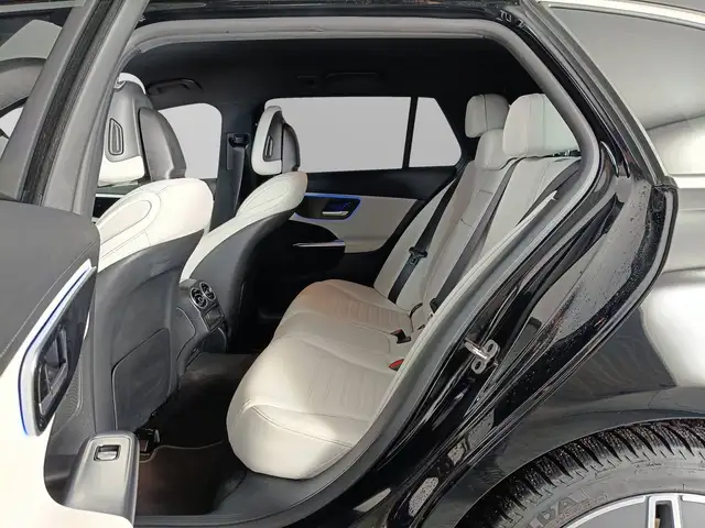 Mercedes-Benz C-Class view 9