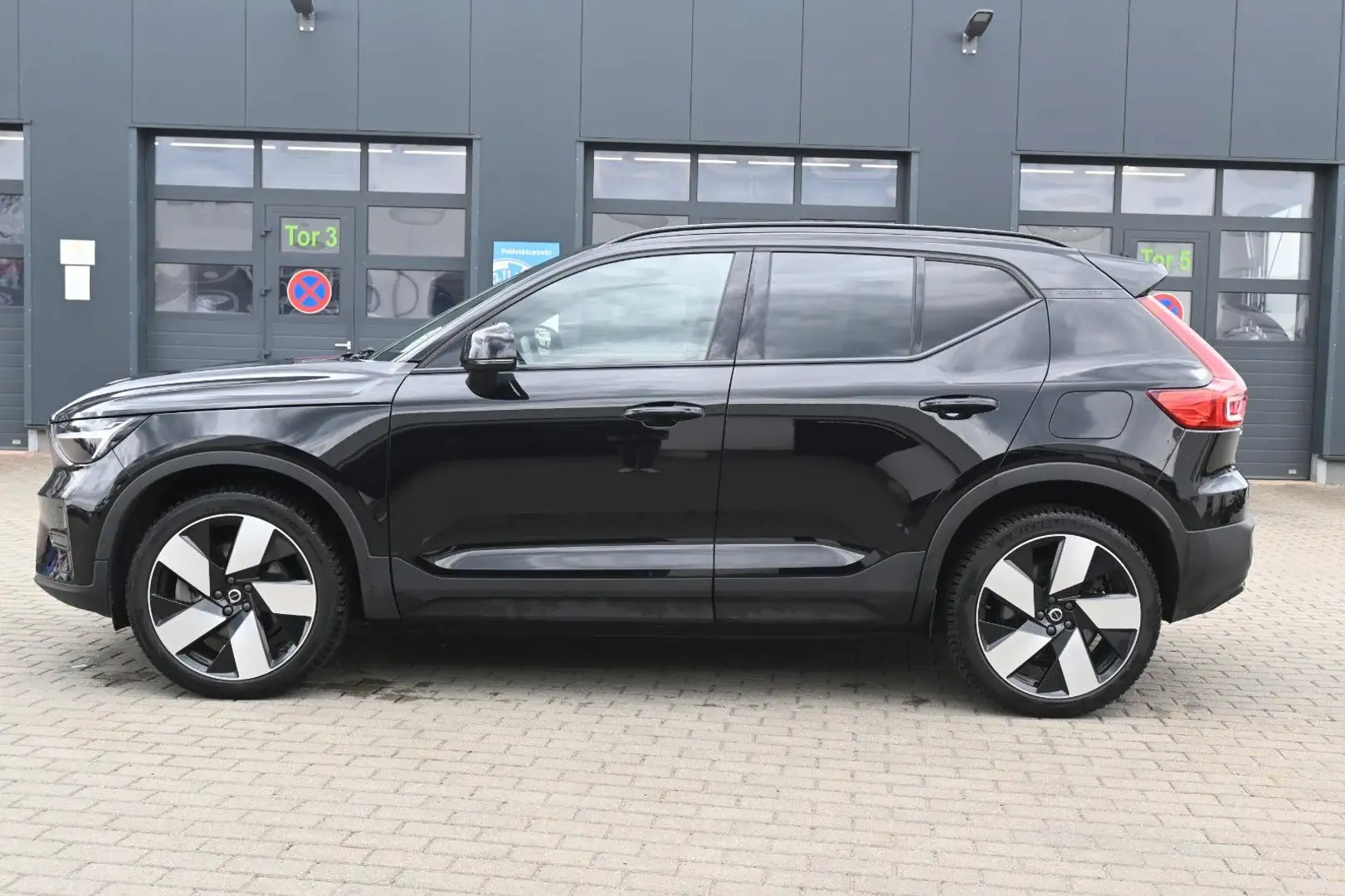 Volvo XC40 Recharge Pure Electric AWD Plus*AHK* Schwarz - 2