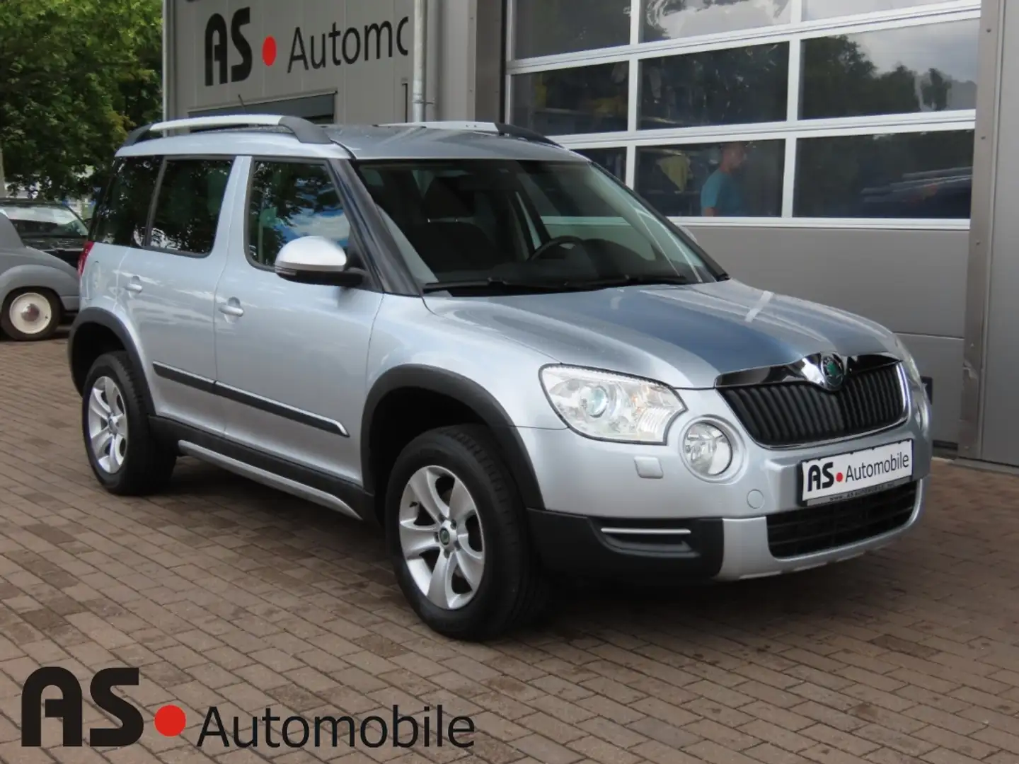 Skoda Yeti Amb. 4x4 1.8 TSI 2.Hd*Navi*Bi-Xenon*PDC*AHK Argent - 1