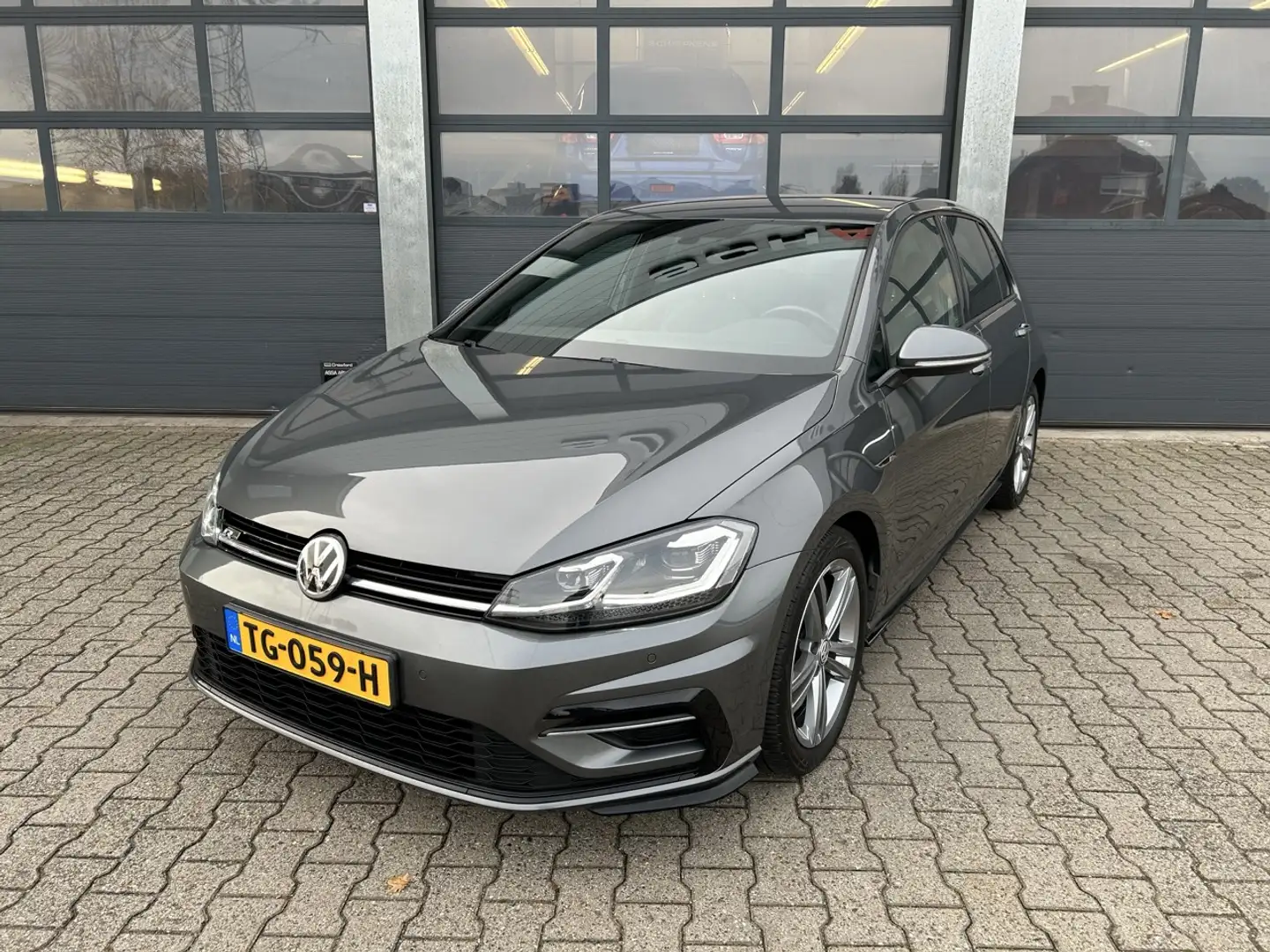 Volkswagen Golf Vii 1.0 TSI 110pk 5-drs Highline Business R-line Grau - 1
