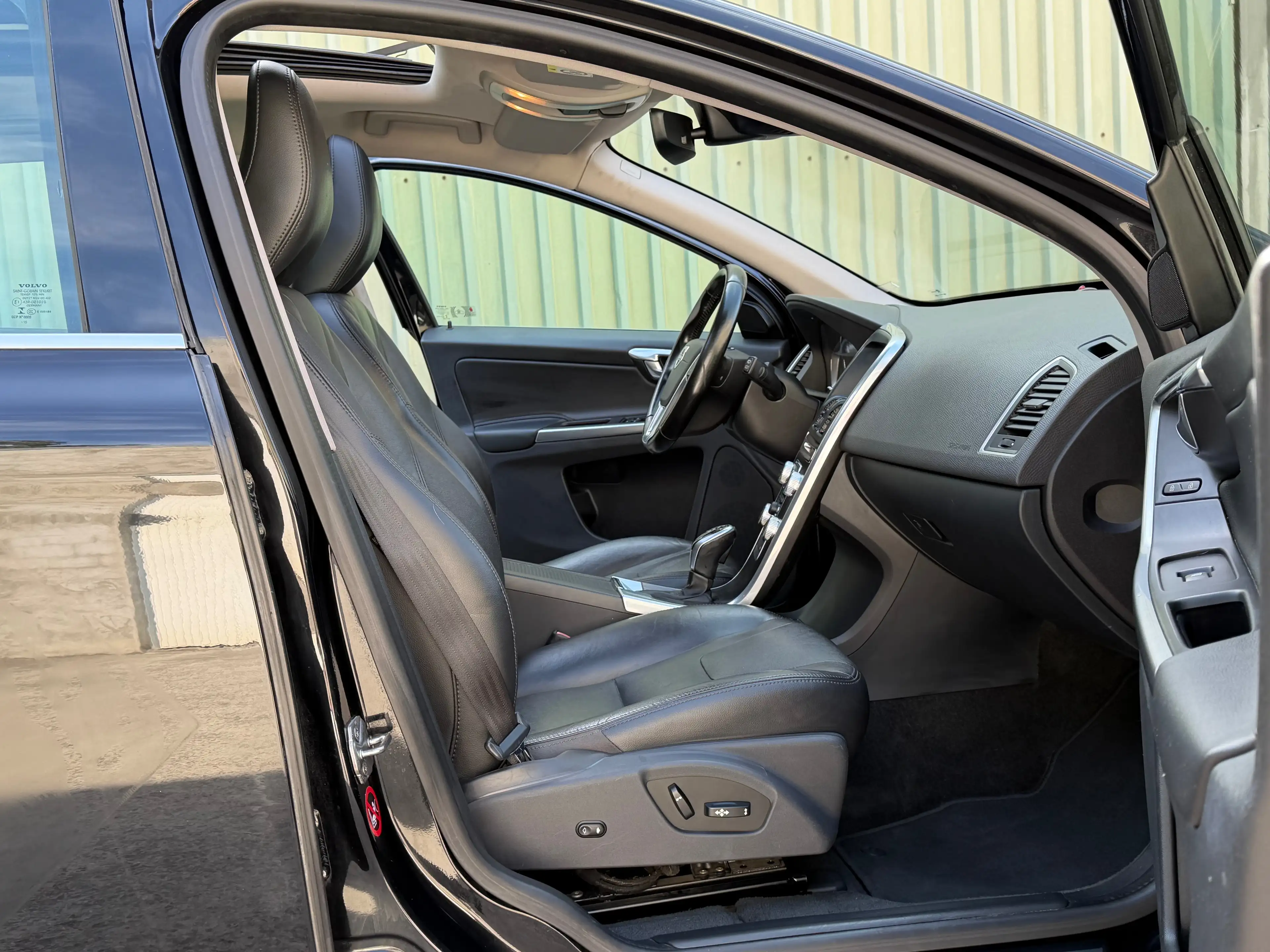 Volvo XC60 2.4 D4 4WD//BAUTO//TOITOUVRANT//NAVI — photo 9