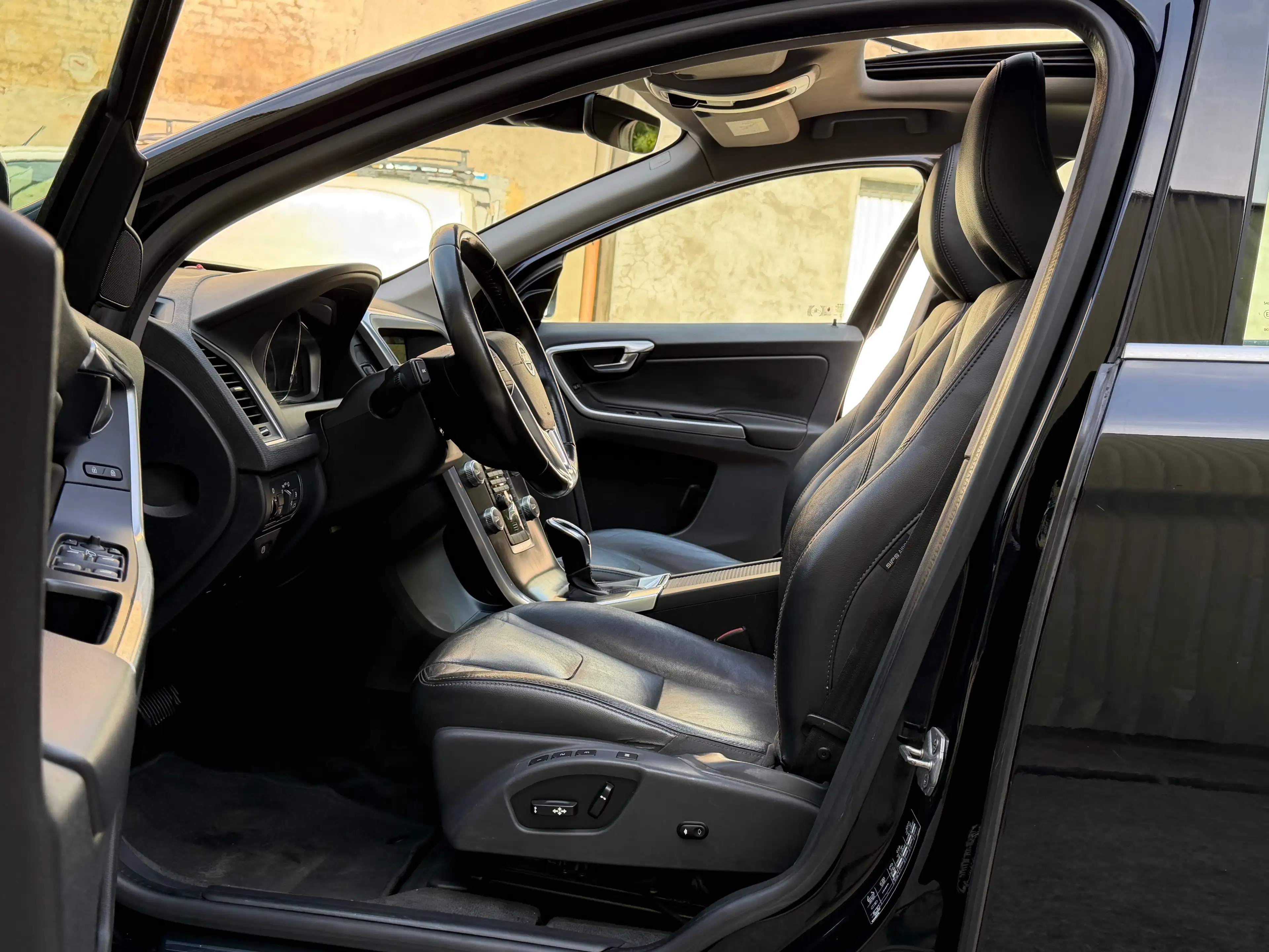 Volvo XC60 2.4 D4 4WD//BAUTO//TOITOUVRANT//NAVI — photo 8